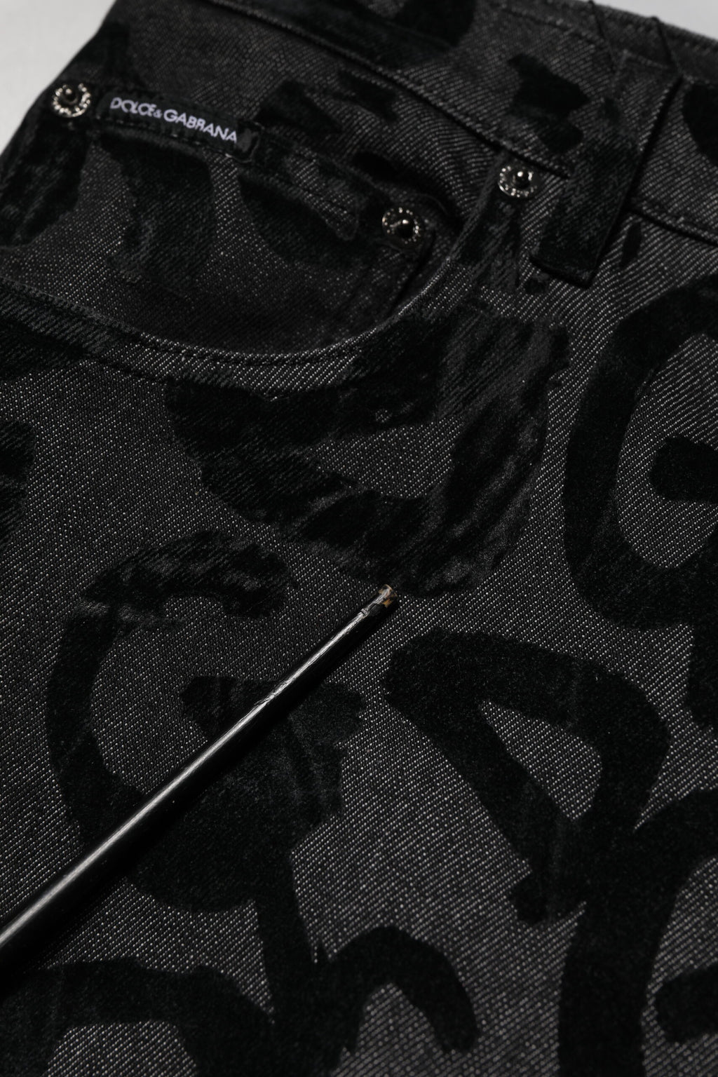 Graue, gerade geschnittene Herrenjeans aus Baumwolle mit DG-Logo