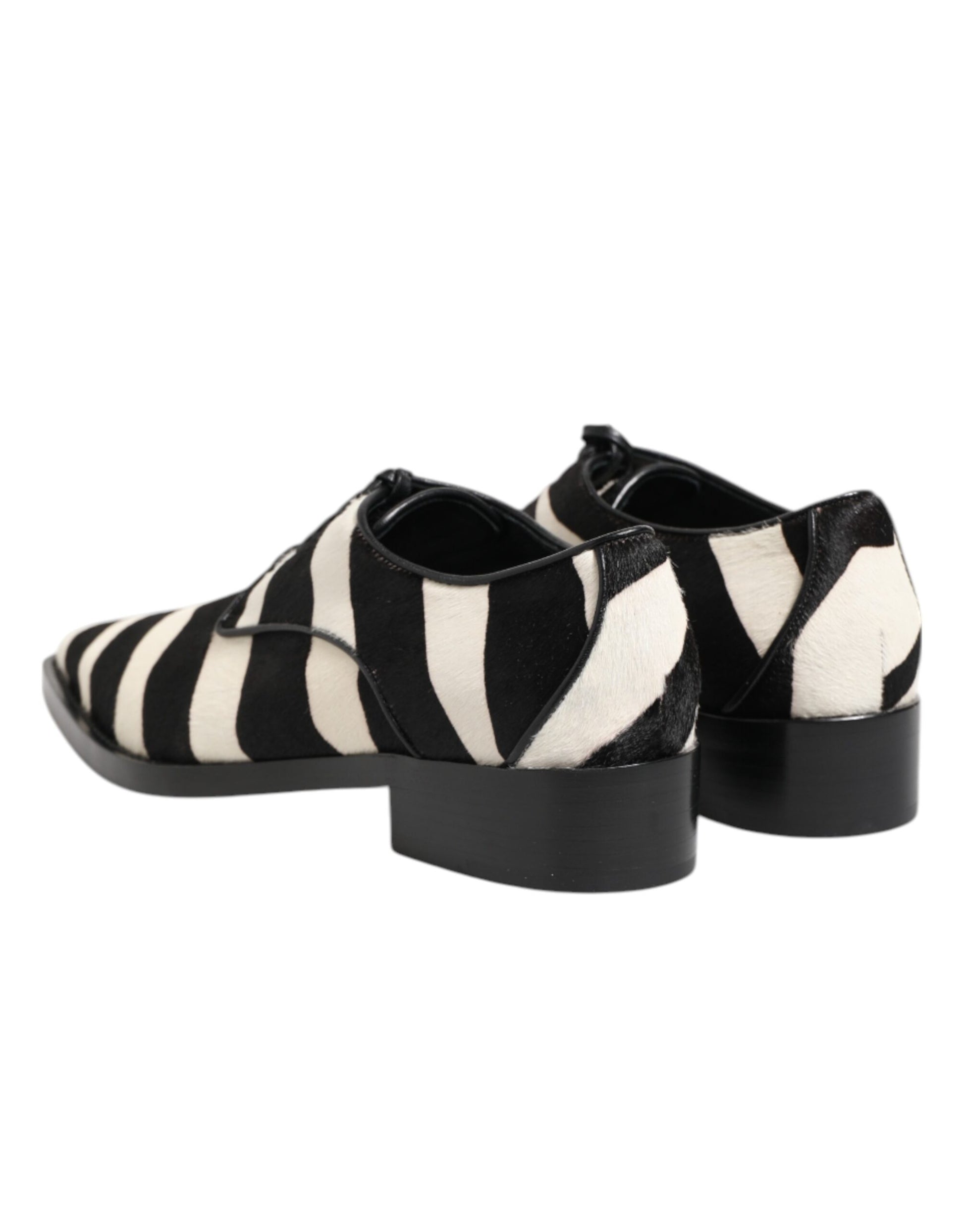Schwarz-weiße Abendschuhe aus Ponyfell mit Zebramuster
