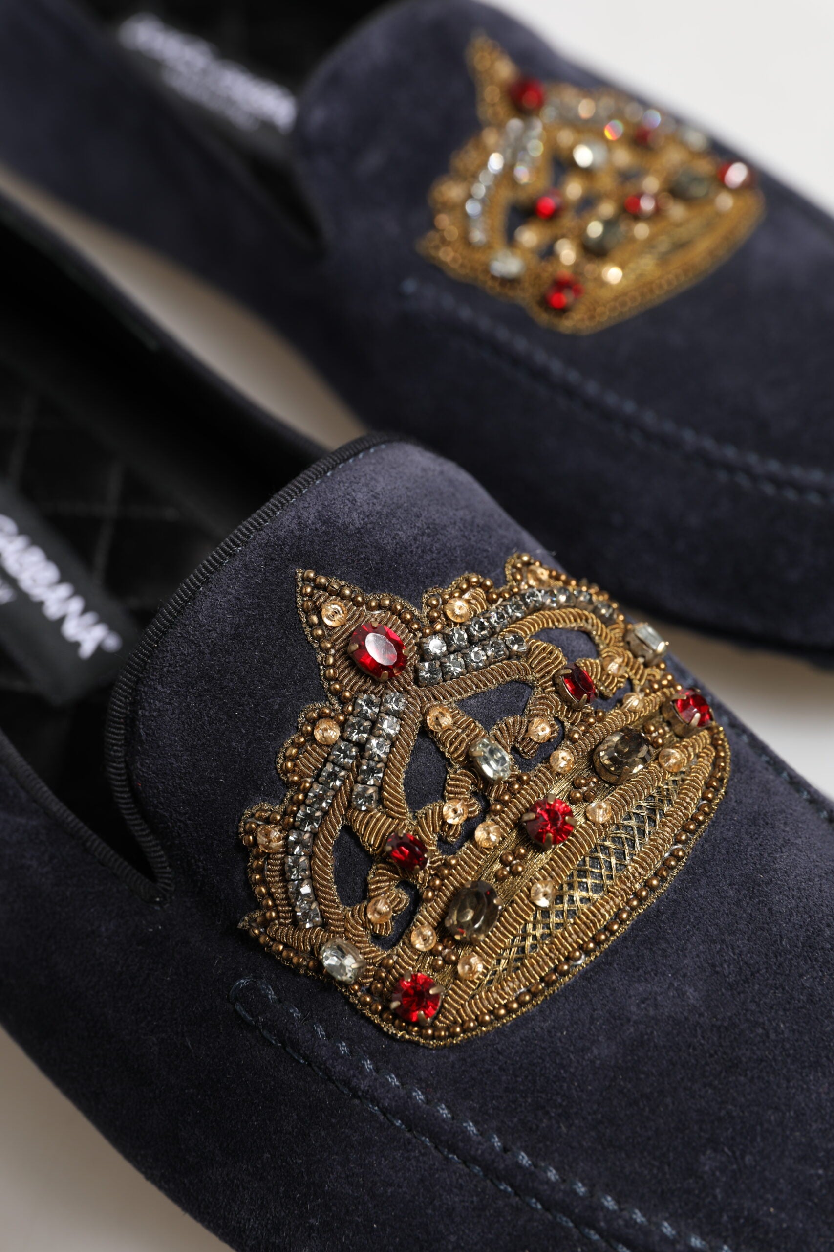 Blaue Loafer aus Wildleder mit Krone und Kristallen