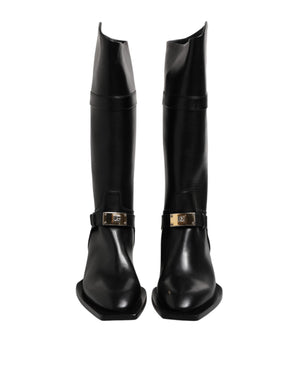 Schwarze Lederstiefel mit hohen Absätzen