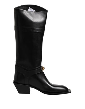 Schwarze Lederstiefel mit hohen Absätzen