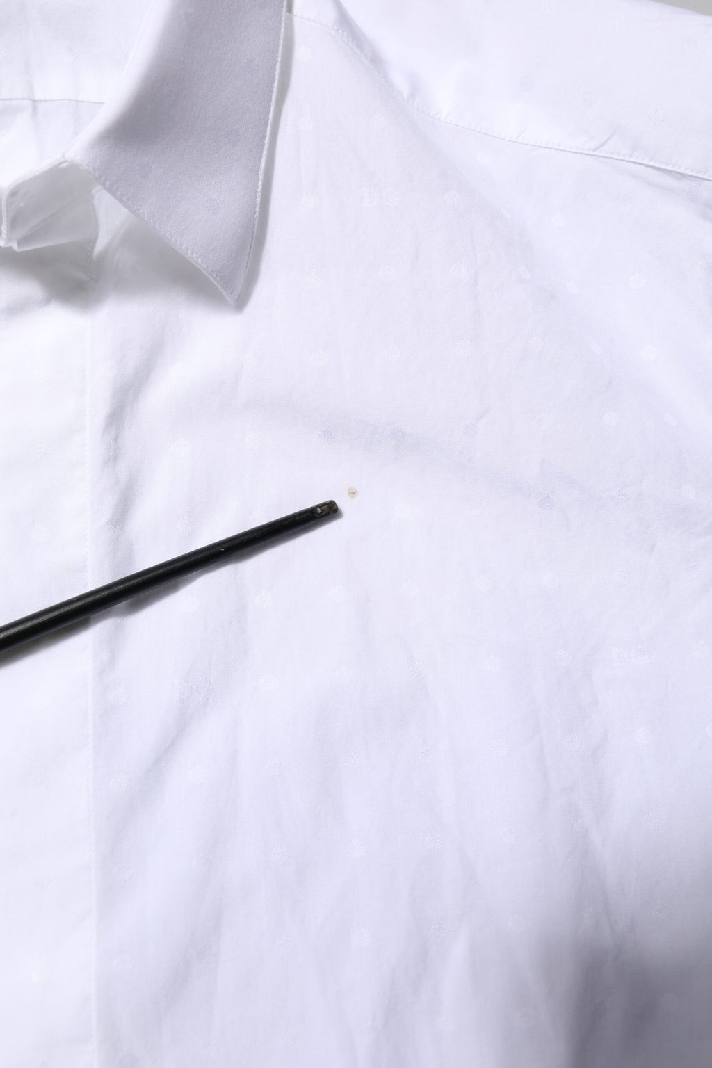 Weißes, formelles Baumwollhemd in Gold