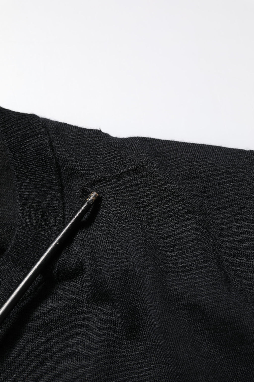 Schwarzes, langärmliges T-Shirt aus Kaschmir mit Rundhalsausschnitt