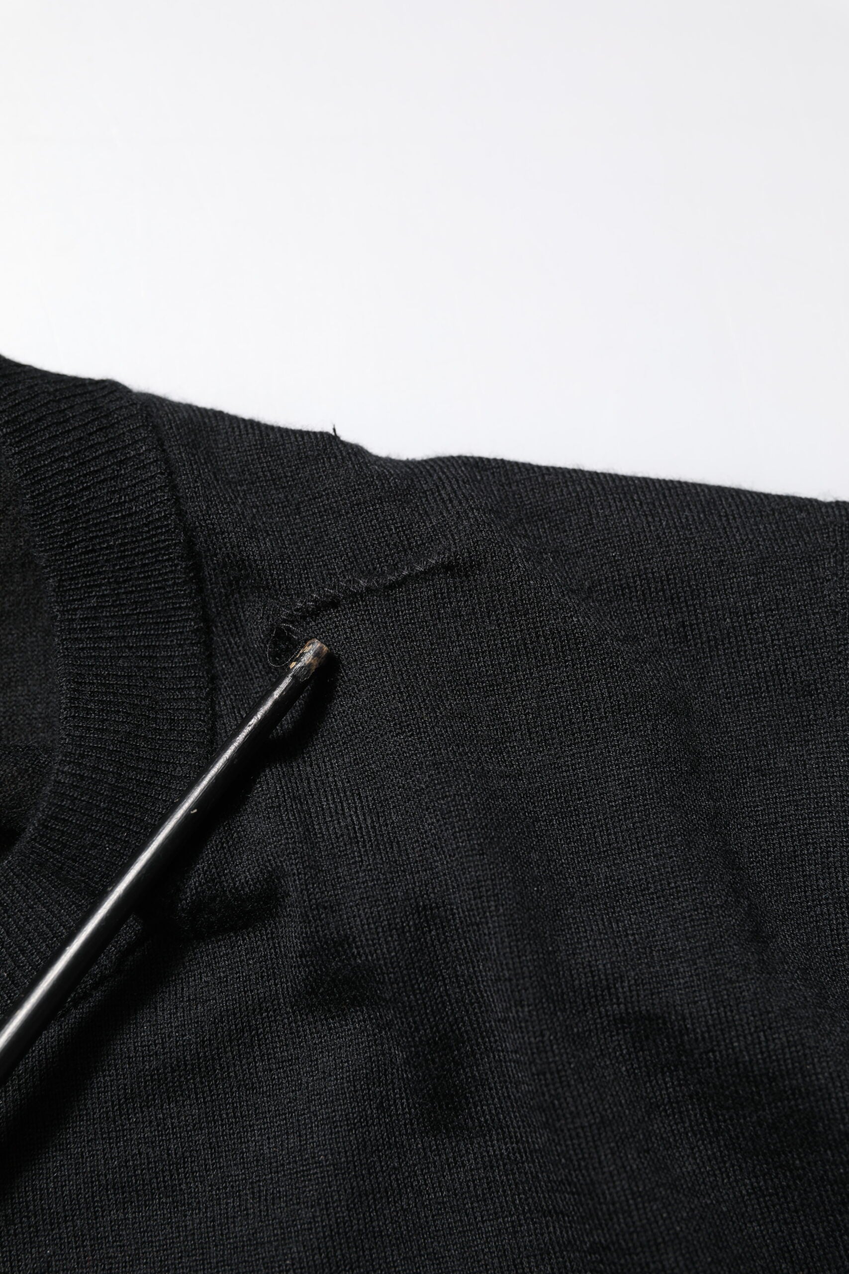 Schwarzes, langärmliges T-Shirt aus Kaschmir mit Rundhalsausschnitt