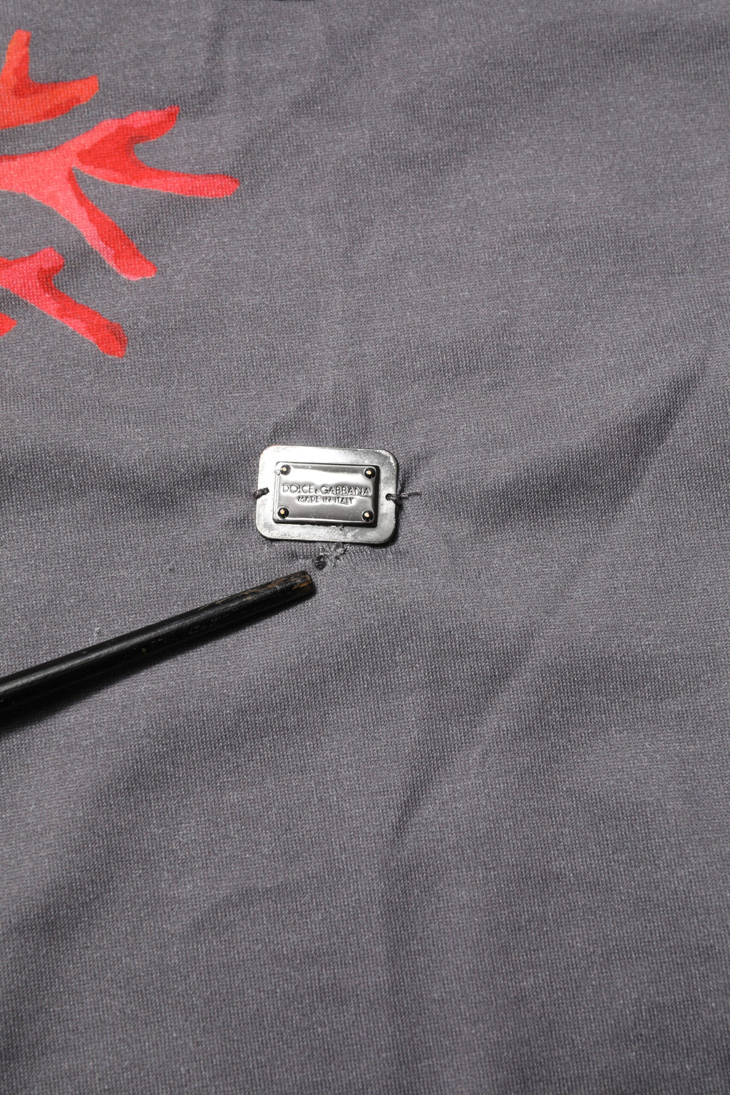 Graues Baumwoll-T-Shirt mit Logo-Plakette und Korallenprint
