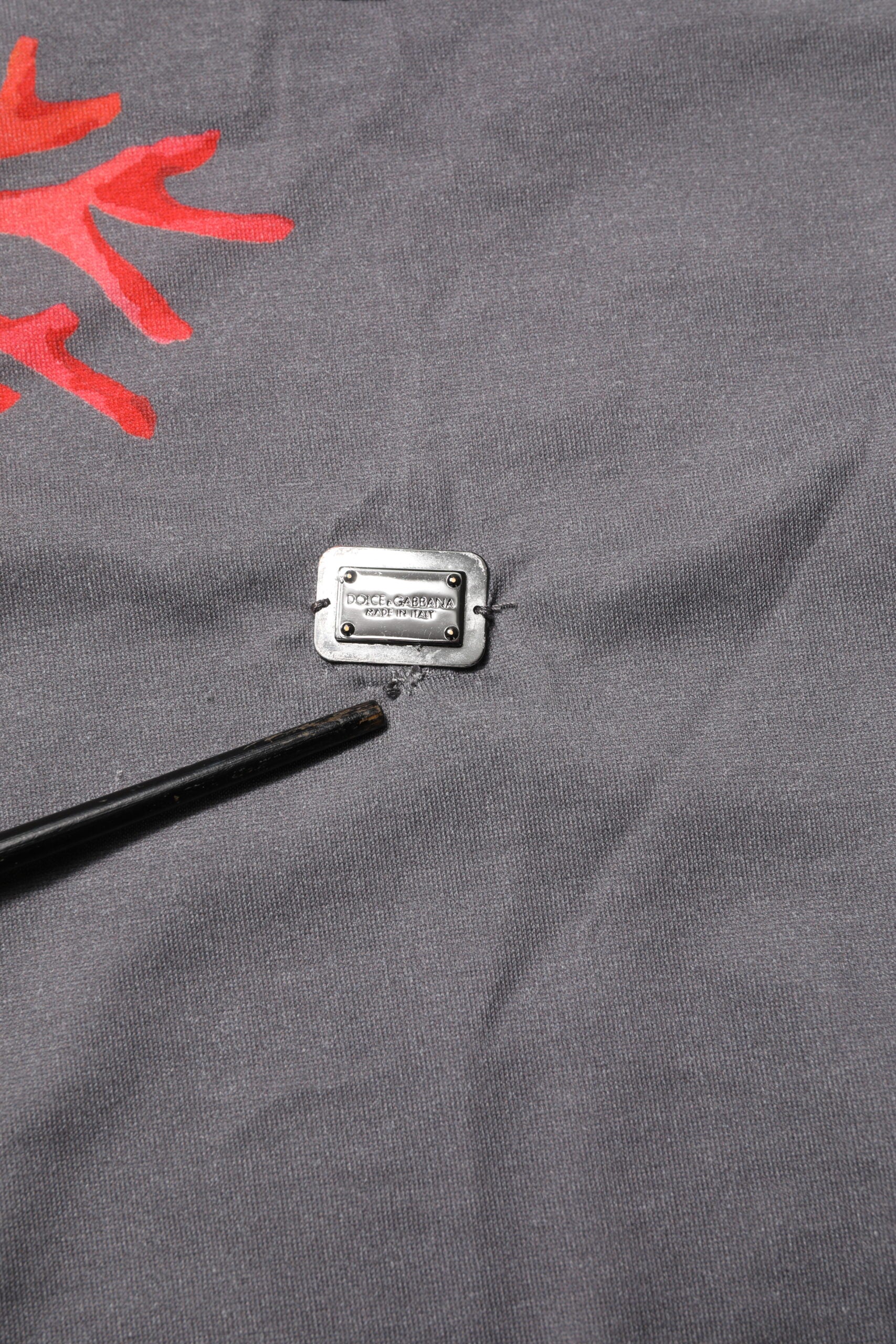 Graues Baumwoll-T-Shirt mit Logo-Plakette und Korallenprint
