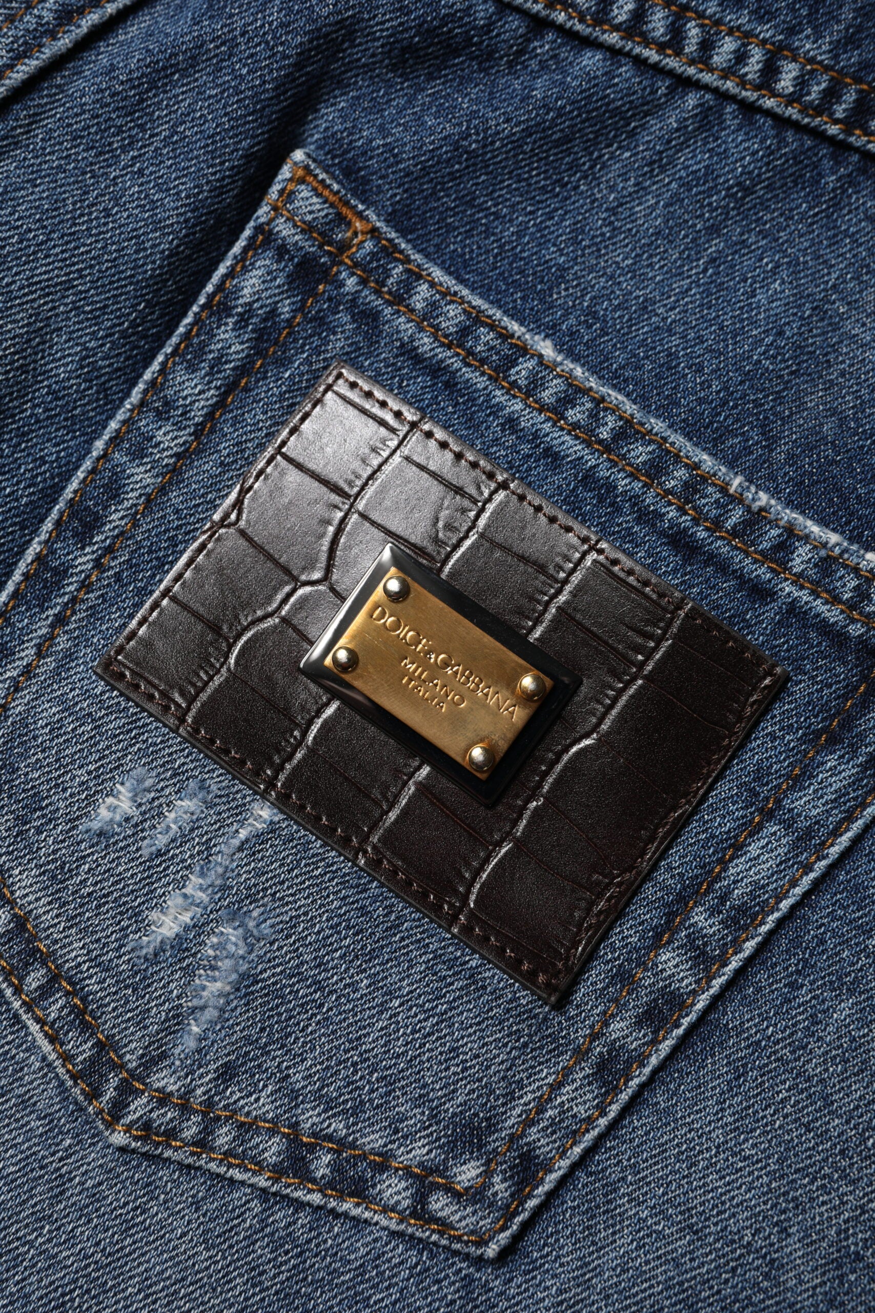 Blaue Bermudashorts aus zerfetztem Baumwolldenim