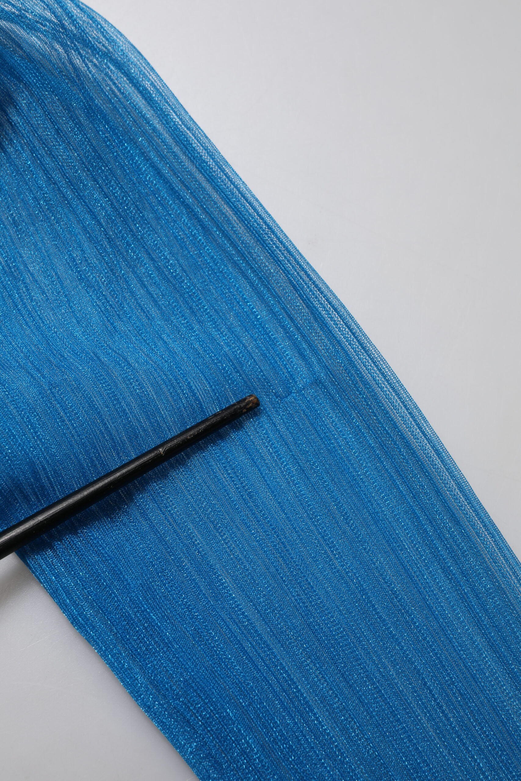 Blaues, durchsichtiges Rollkragenoberteil mit langen Ärmeln