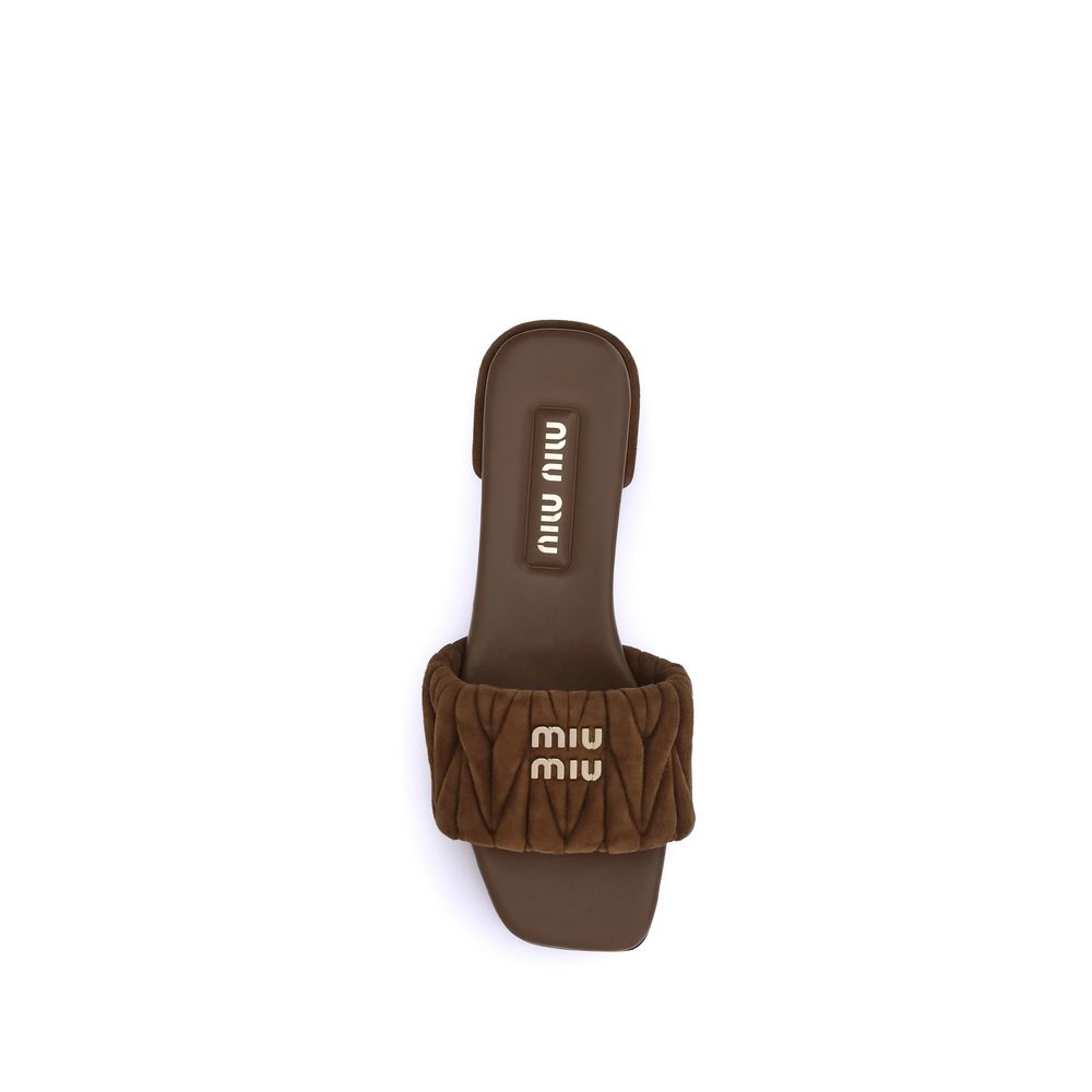Sandalen aus Matelassé-Nappaleder