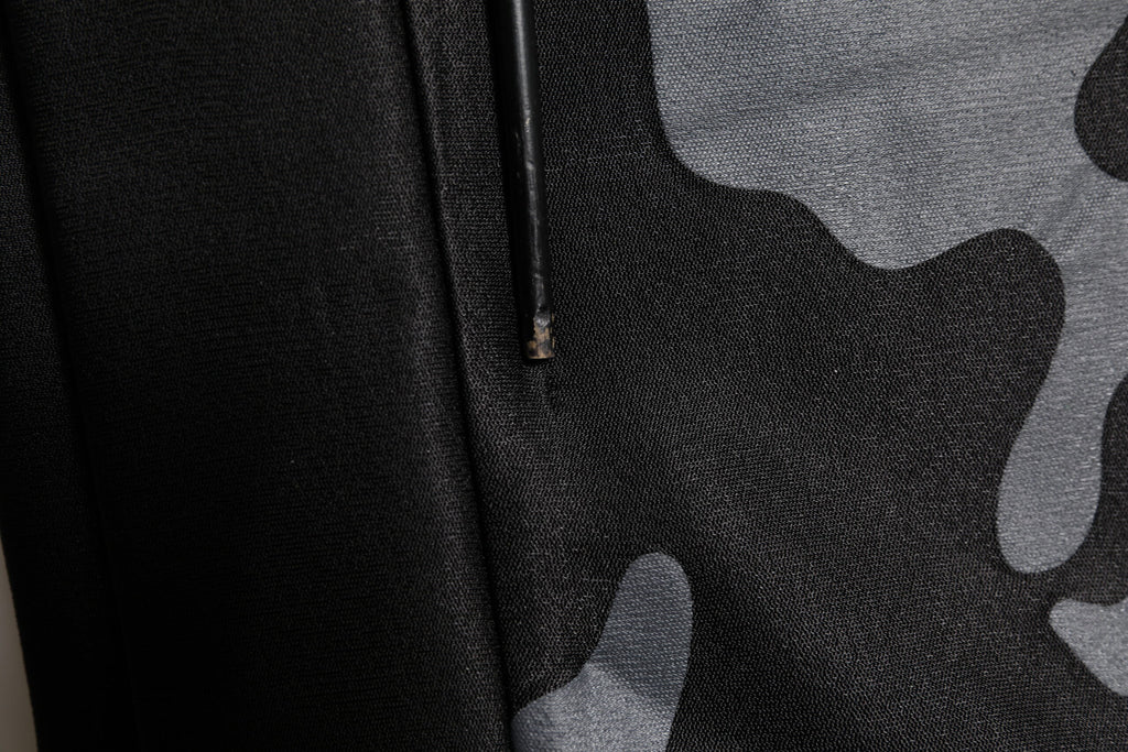 Schwarzer Camouflage-Pullover