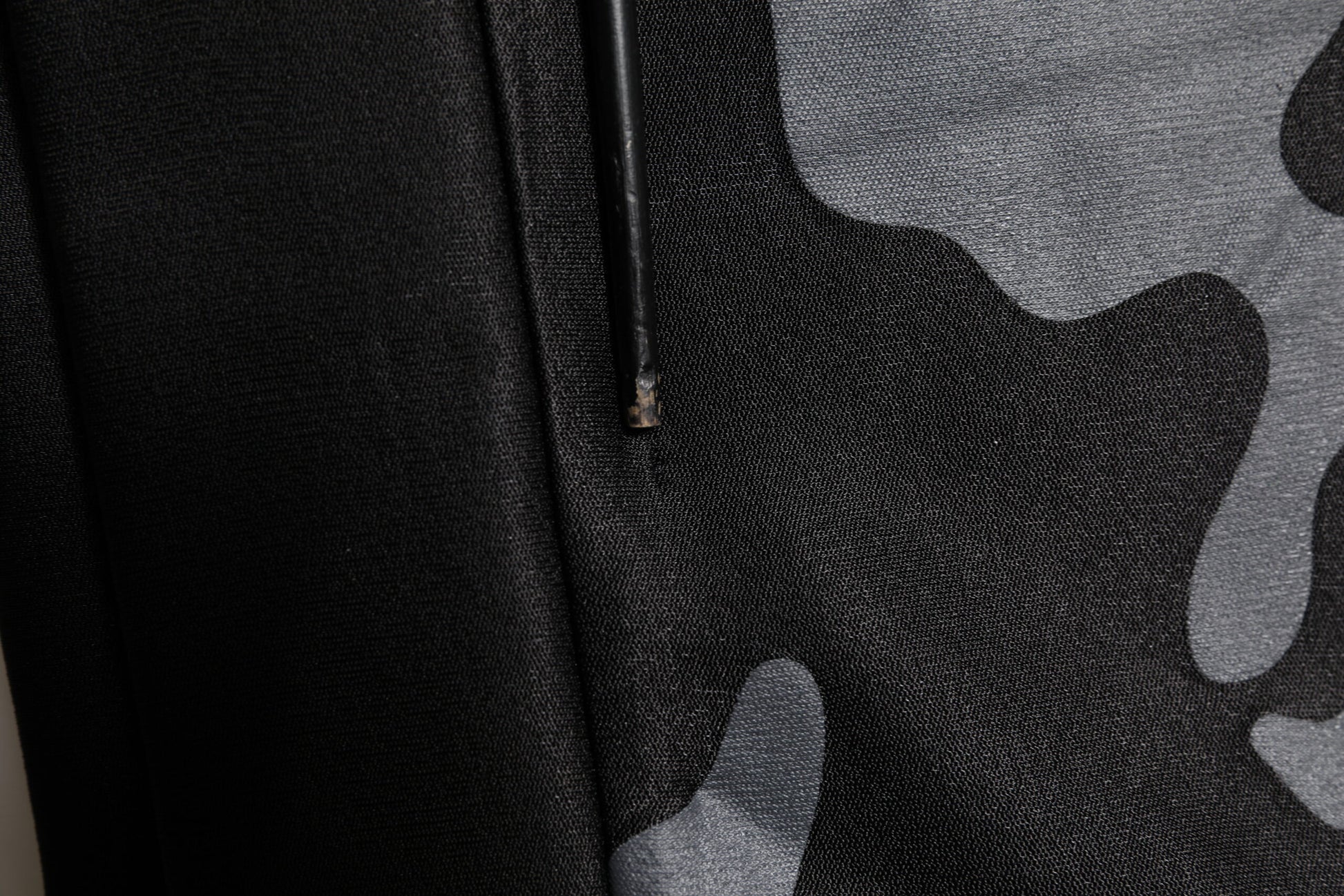 Schwarzer Camouflage-Pullover