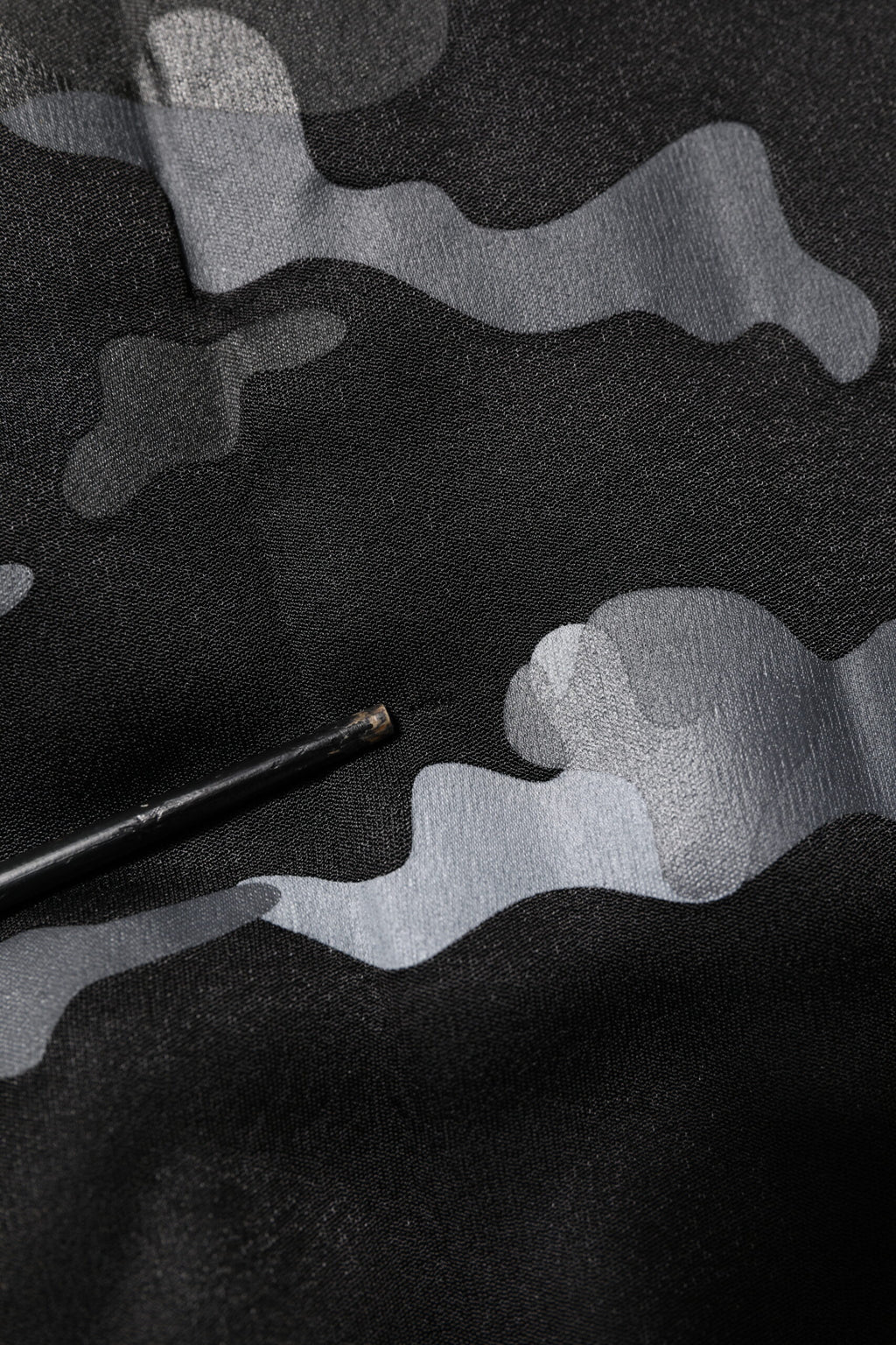 Schwarzer Camouflage-Pullover