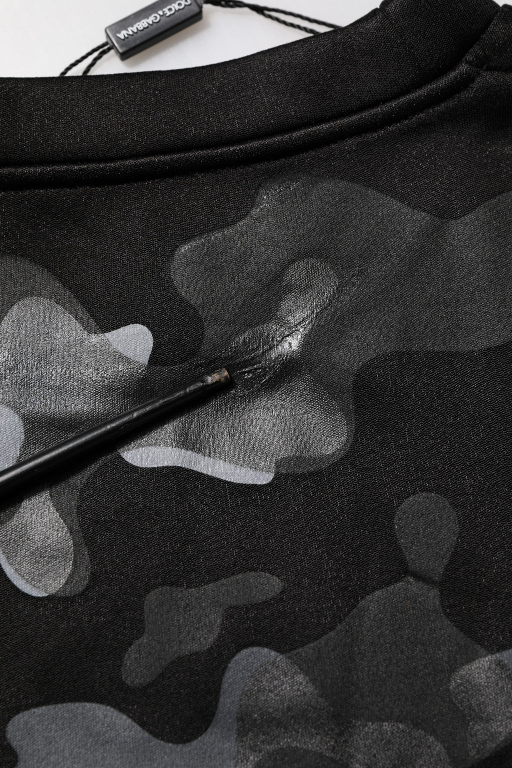 Schwarzer Camouflage-Pullover