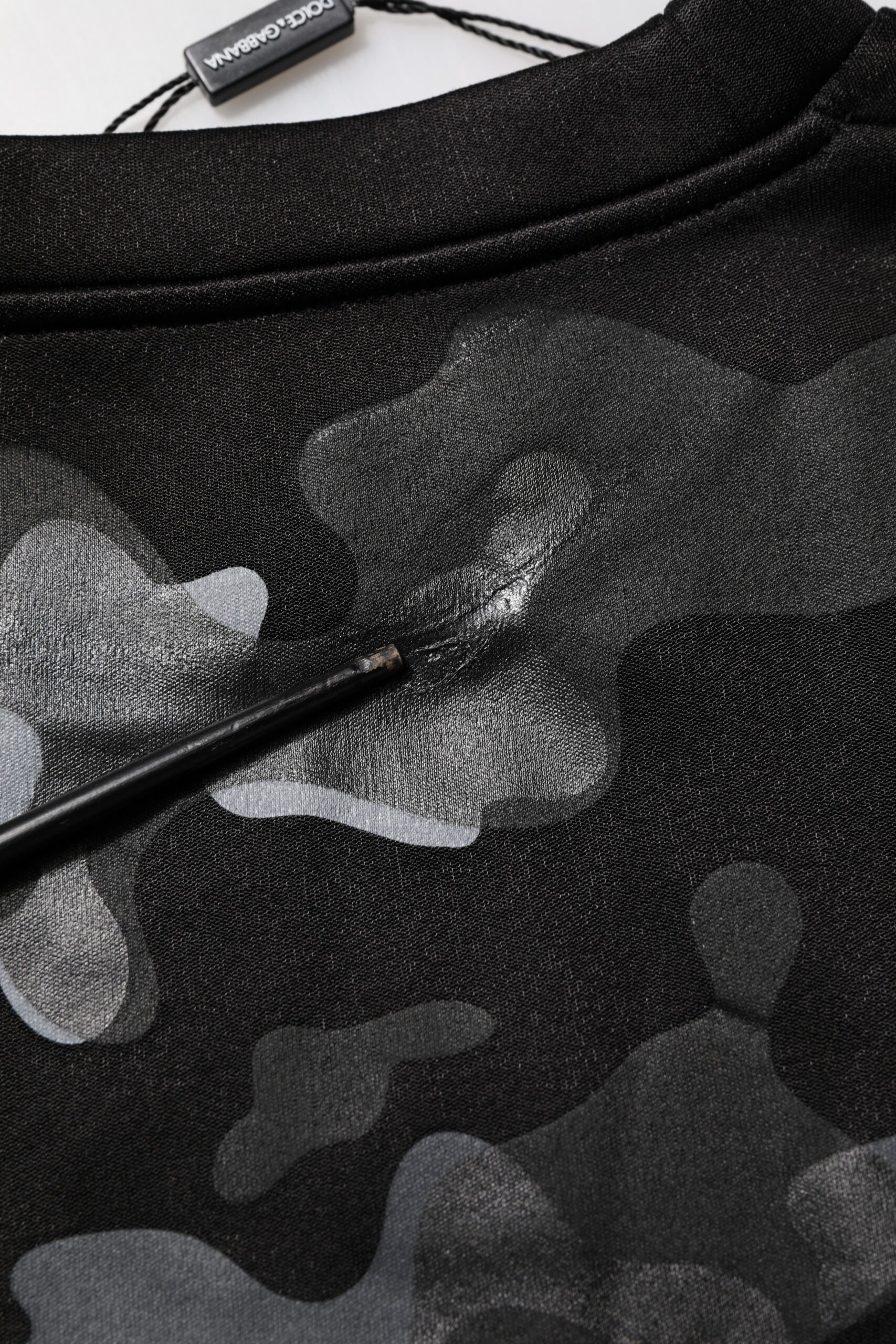 Schwarzer Camouflage-Pullover