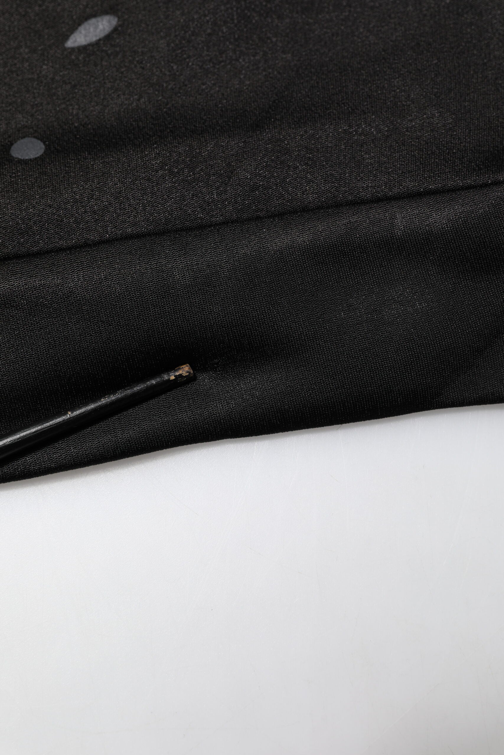 Schwarzer Camouflage-Pullover