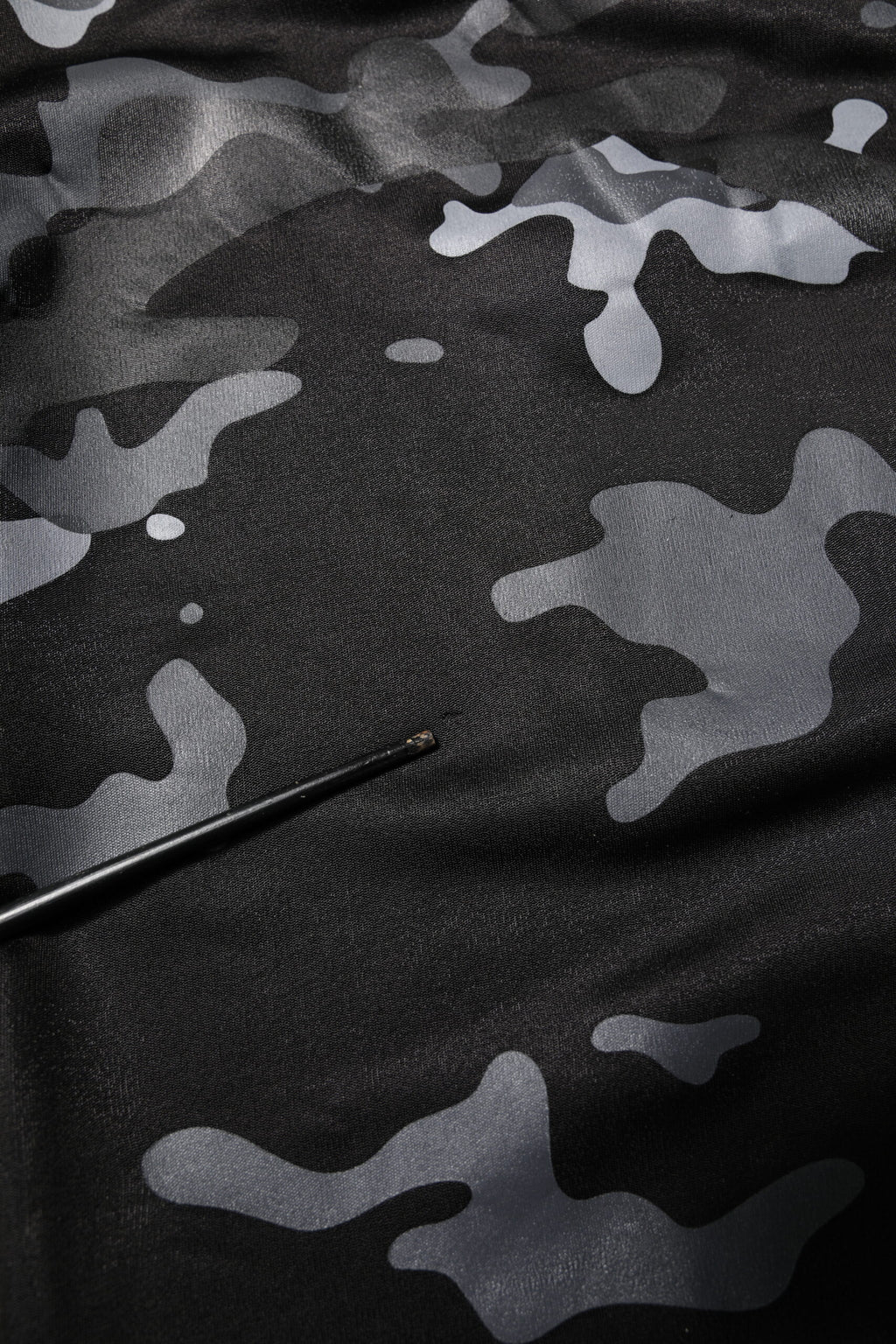 Schwarzer Camouflage-Pullover