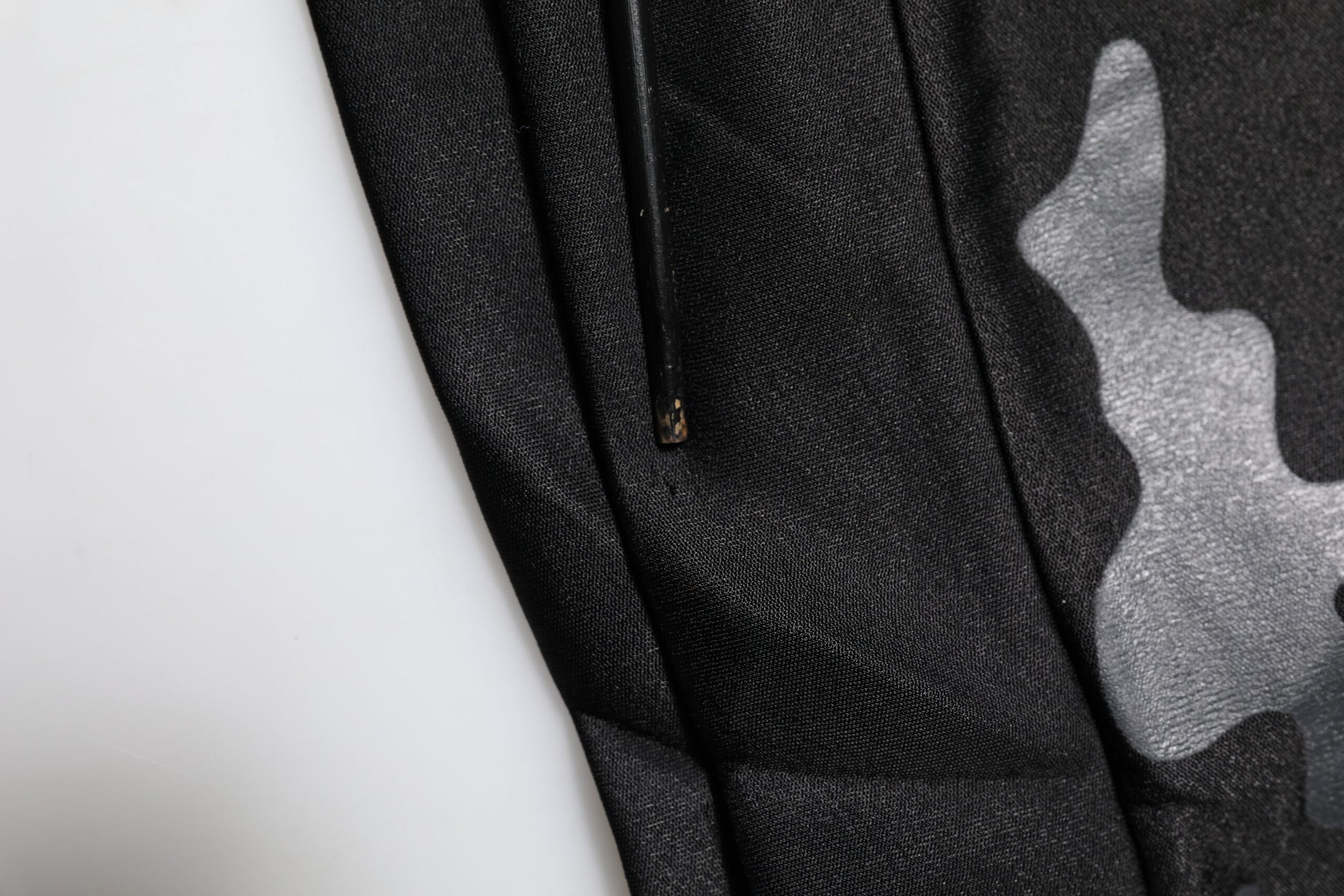 Schwarzer Camouflage-Pullover