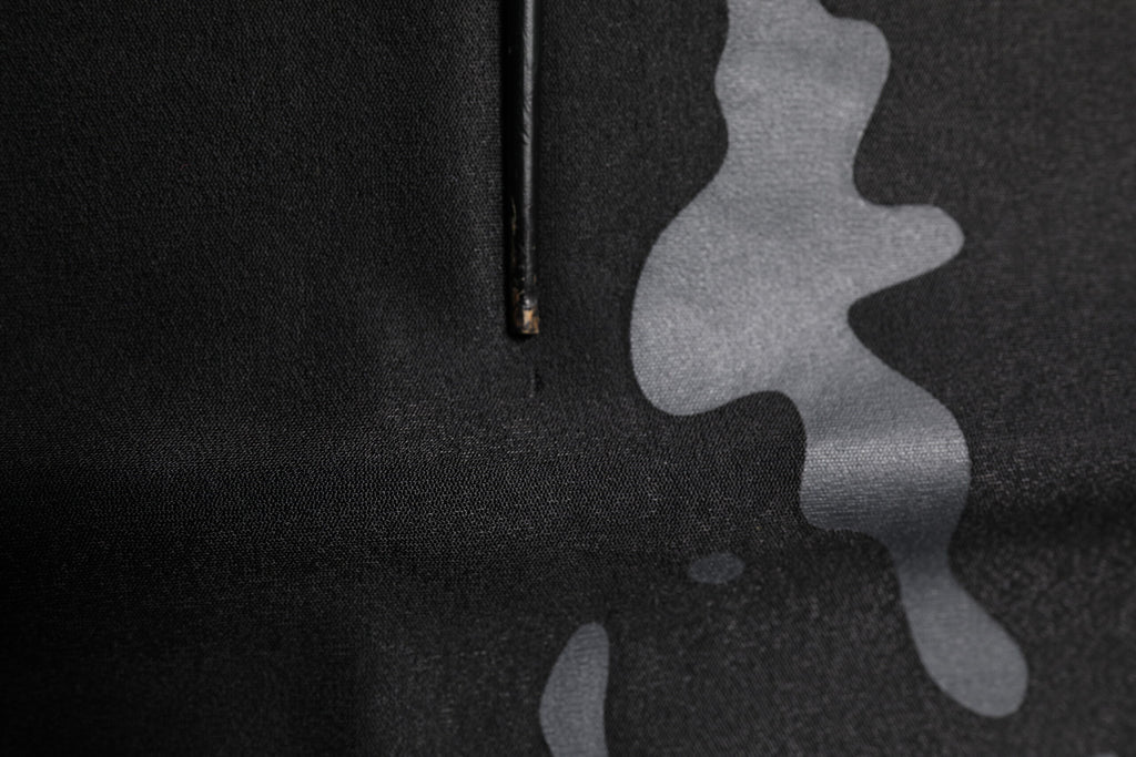 Schwarzer Camouflage-Pullover