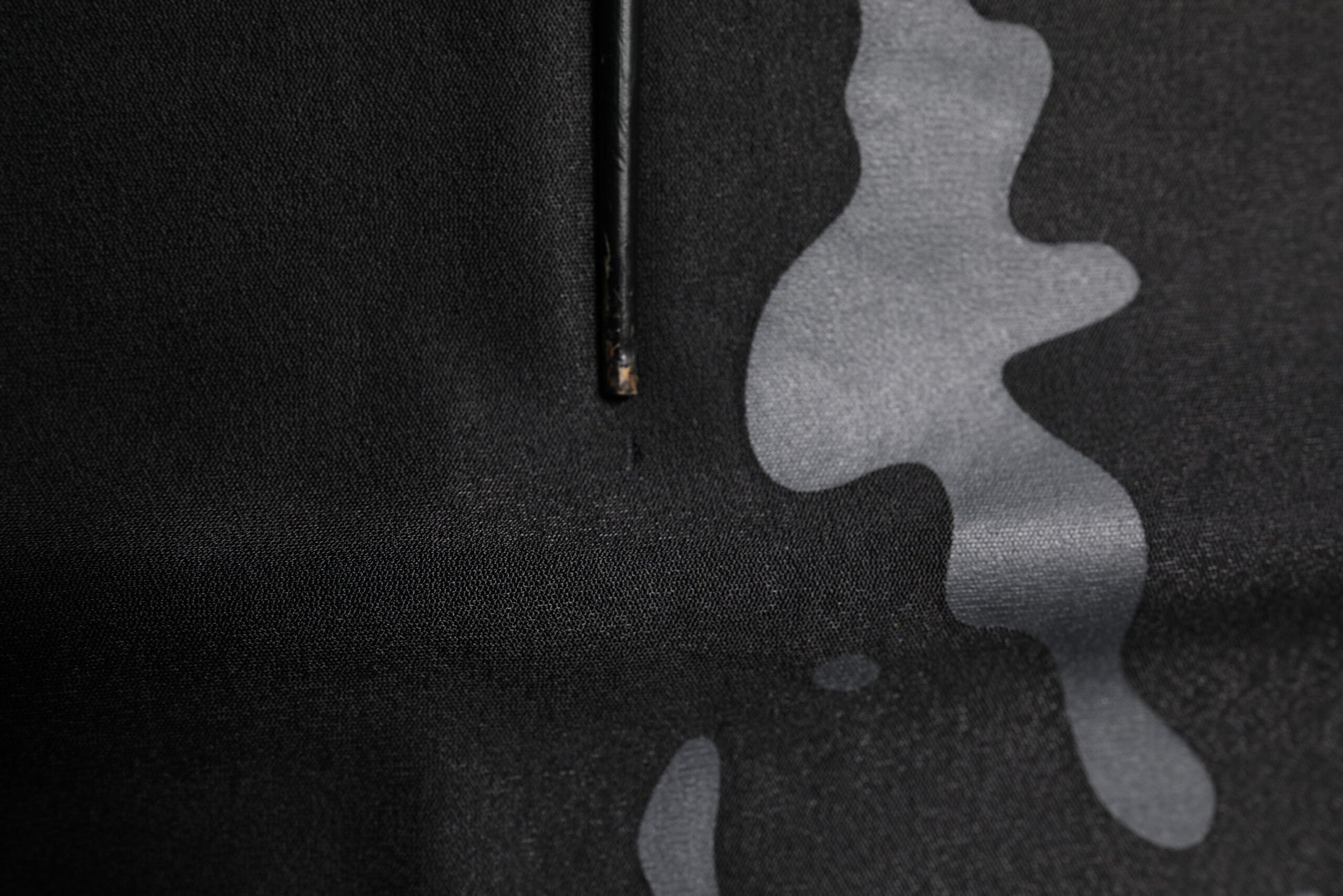 Schwarzer Camouflage-Pullover