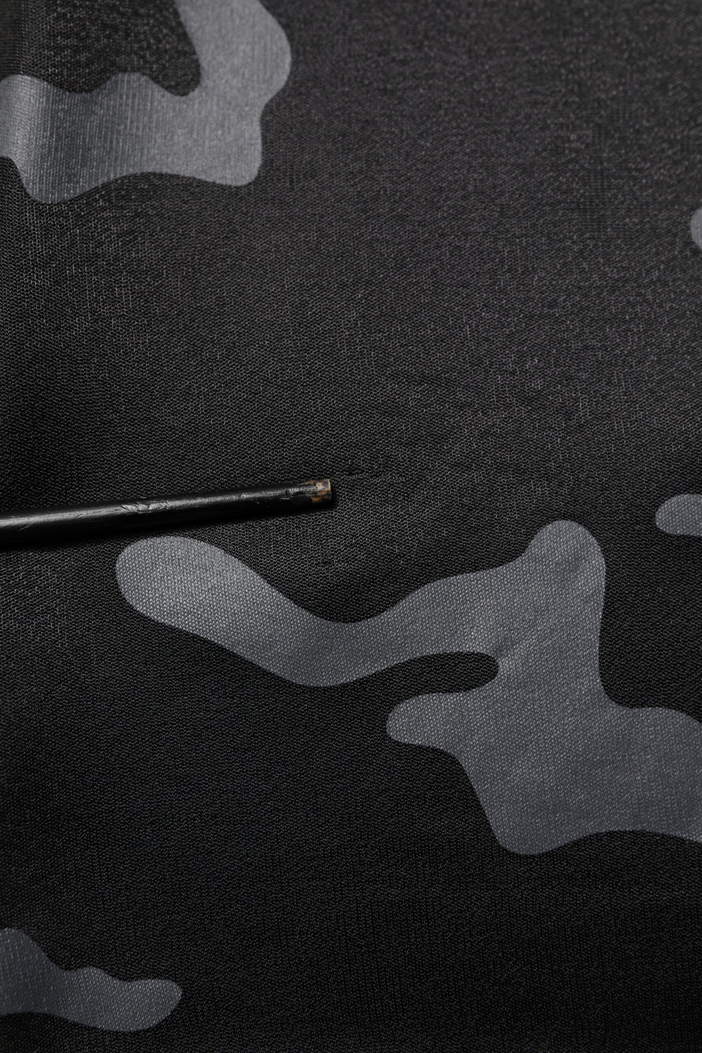 Schwarzer Camouflage-Pullover