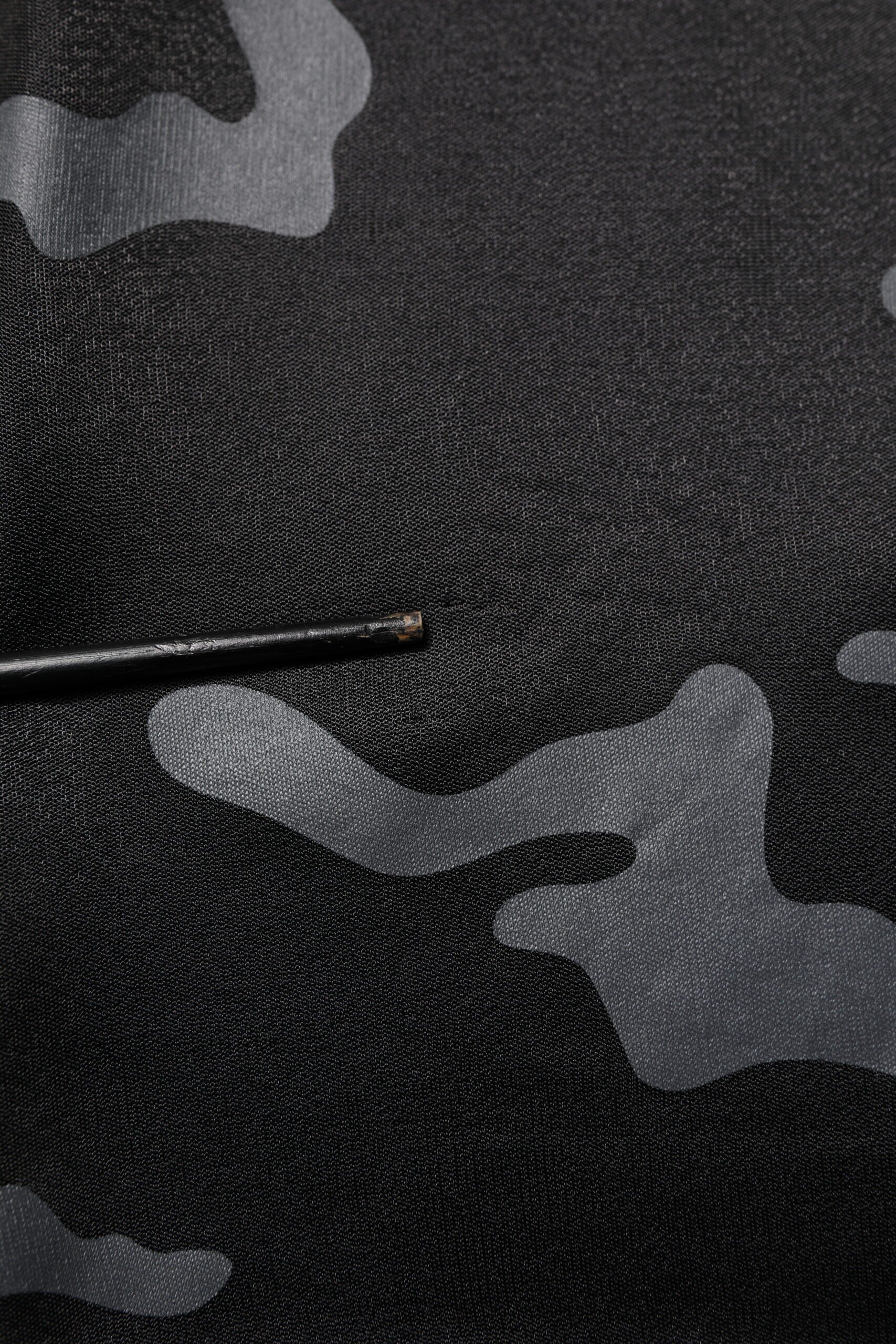 Schwarzer Camouflage-Pullover