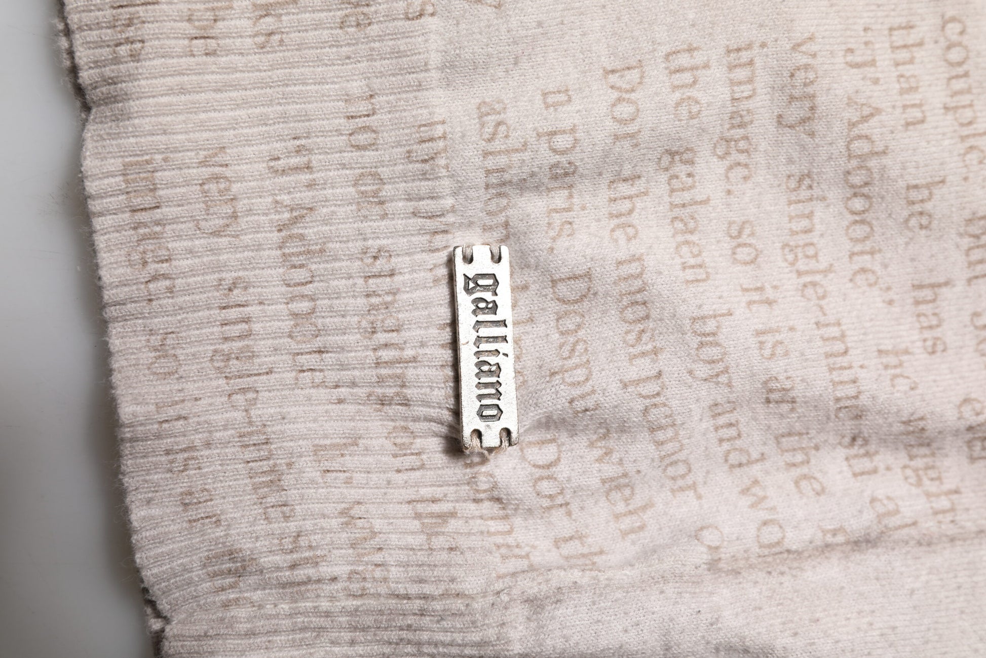 Beigefarbener Herrenpullover mit Rundhalsausschnitt und langen Ärmeln und Logo-Aufdruck