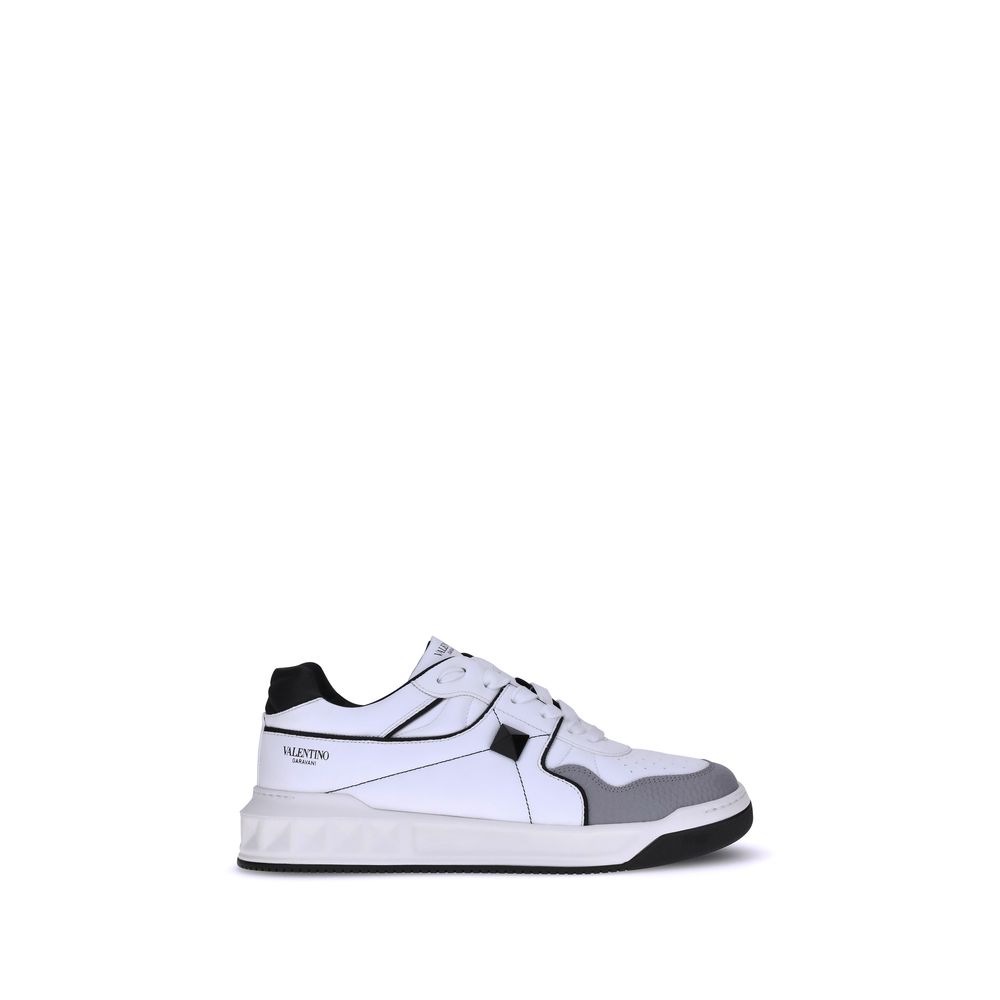 Low-Top-Sneaker mit einem Nieten