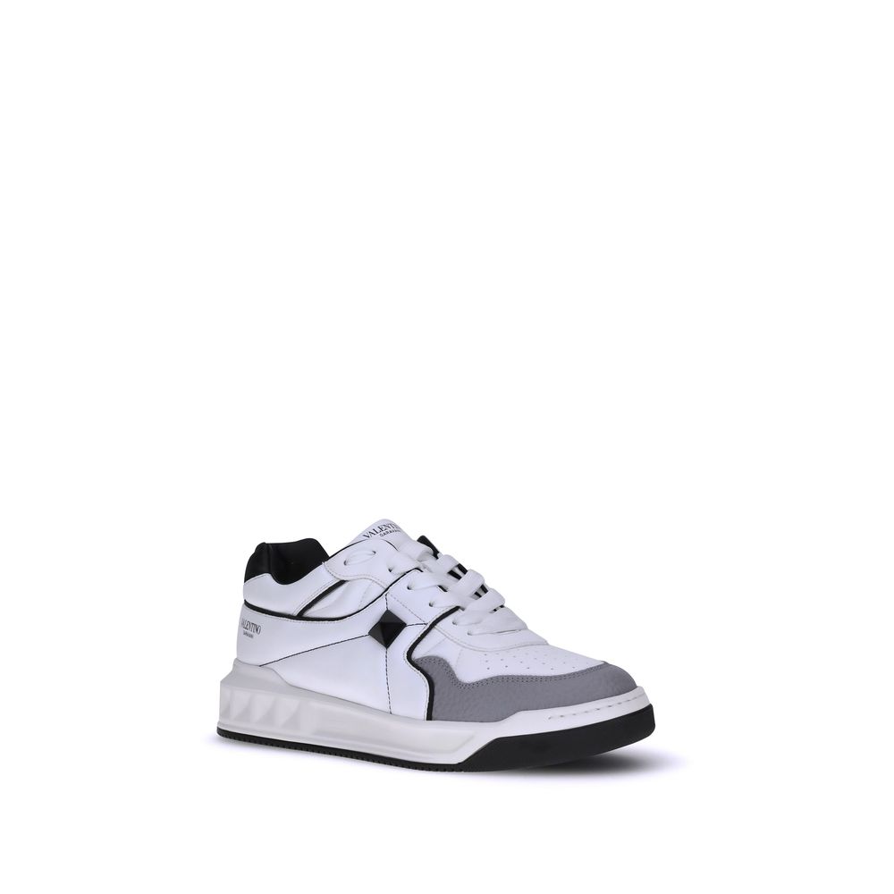 Low-Top-Sneaker mit einem Nieten