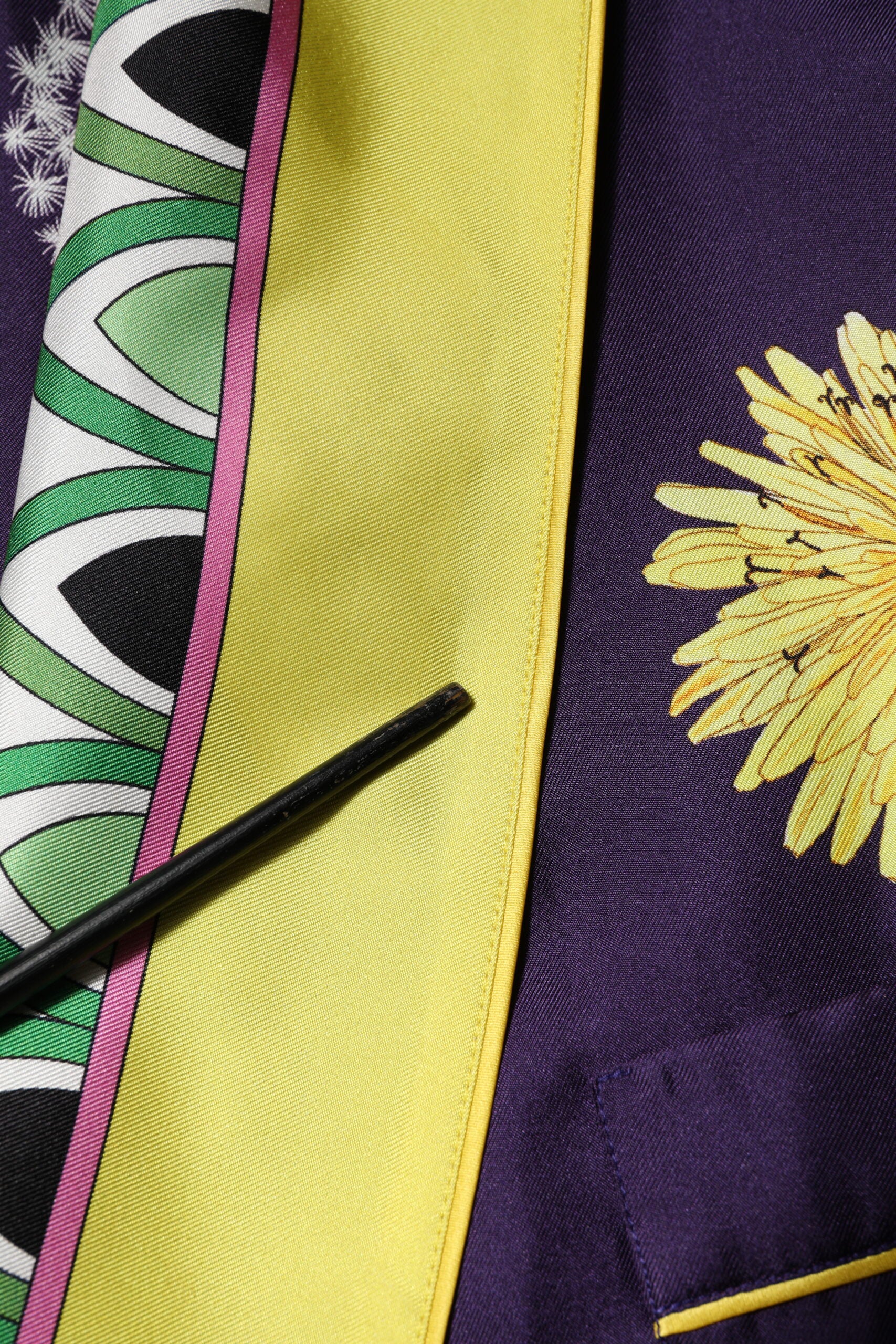 Blauer Wickelmantel aus Seide mit langen Ärmeln und Blumenmuster