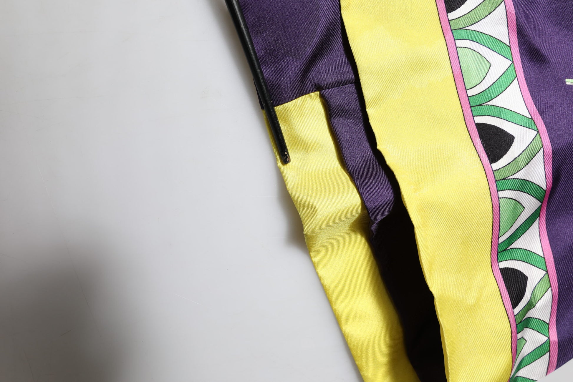 Blauer Wickelmantel aus Seide mit langen Ärmeln und Blumenmuster
