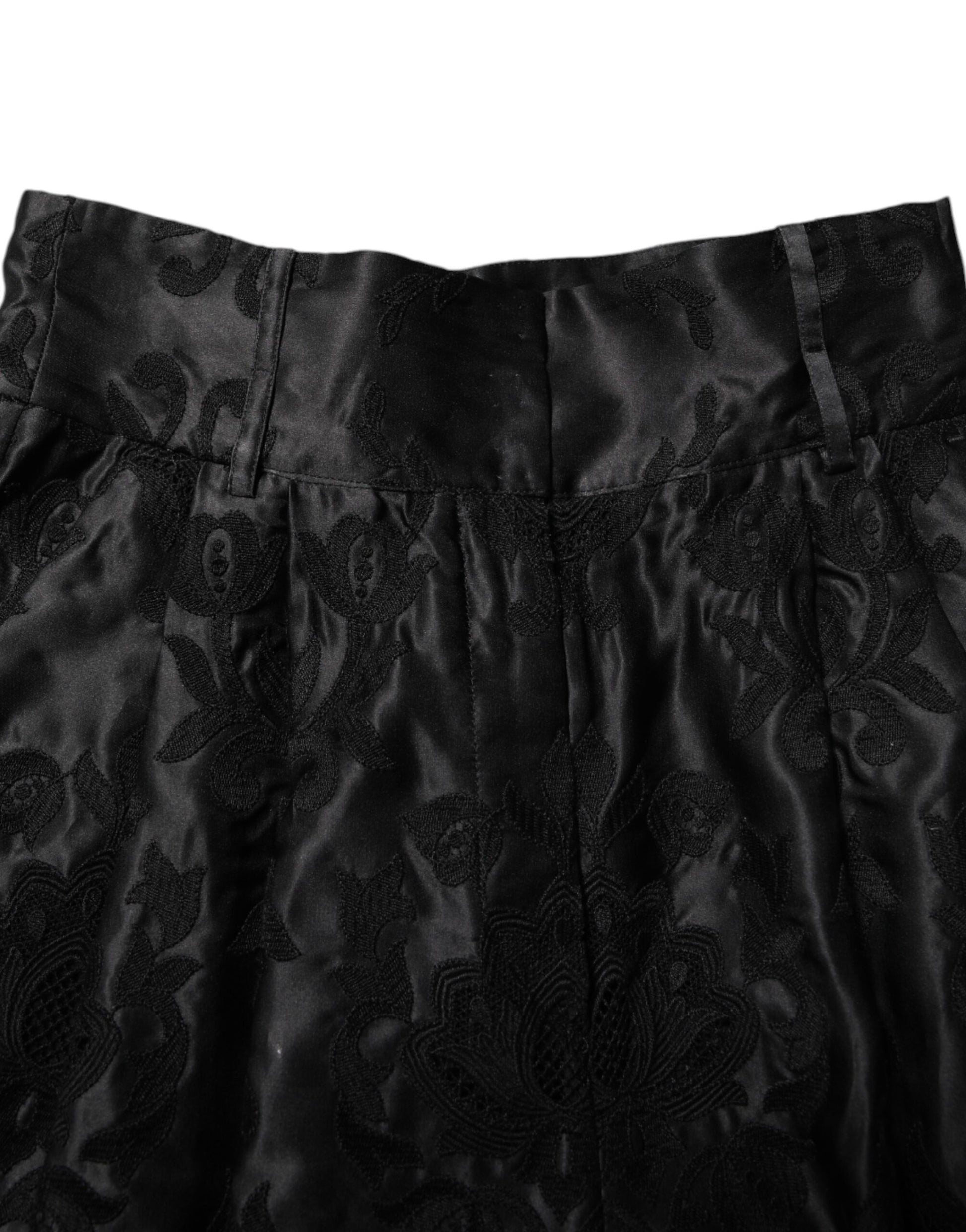 Schwarze Shorts mit hoher Taille aus Seide mit Blumenstickerei