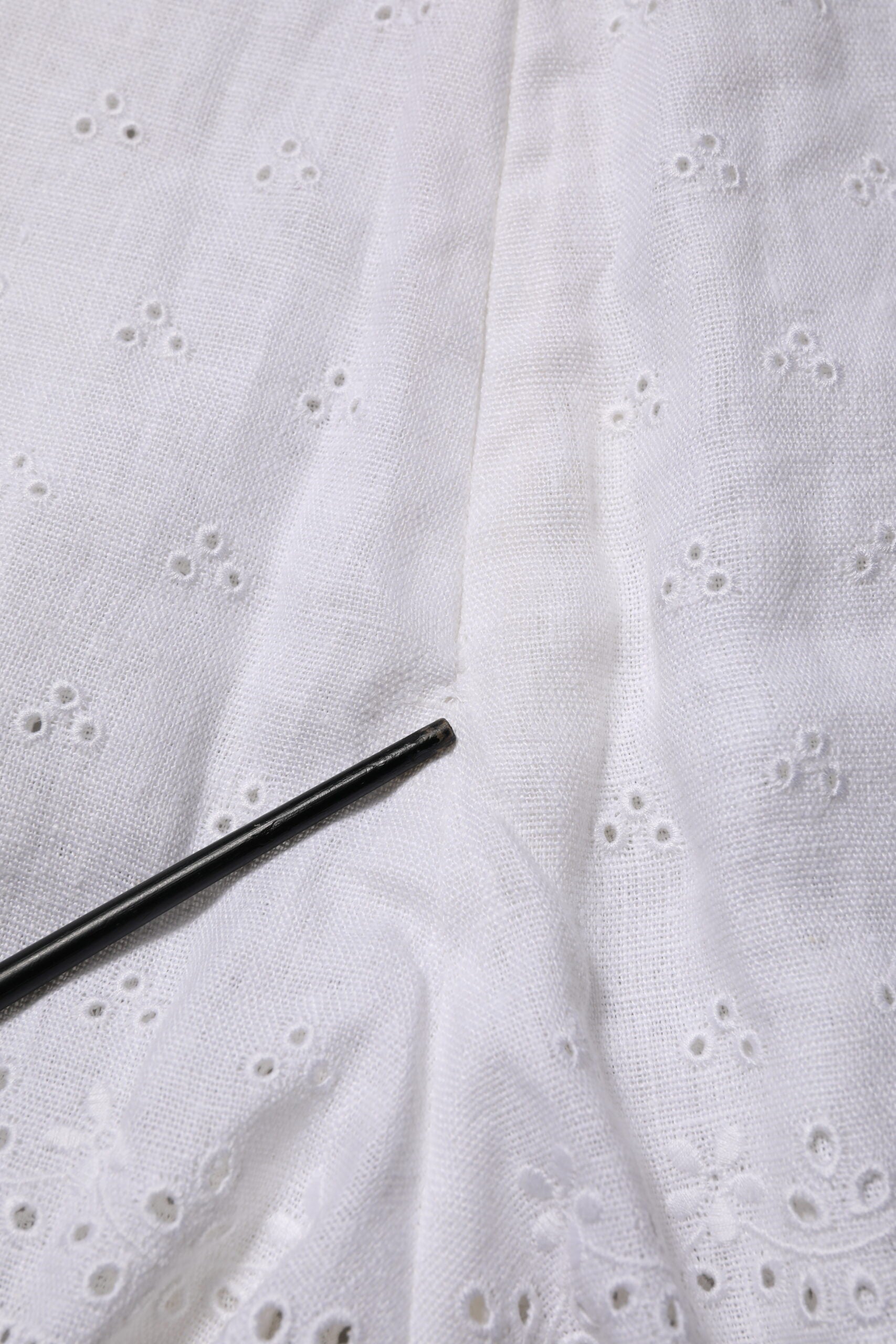 Weiße Hotpants-Shorts aus Leinen mit hoher Taille