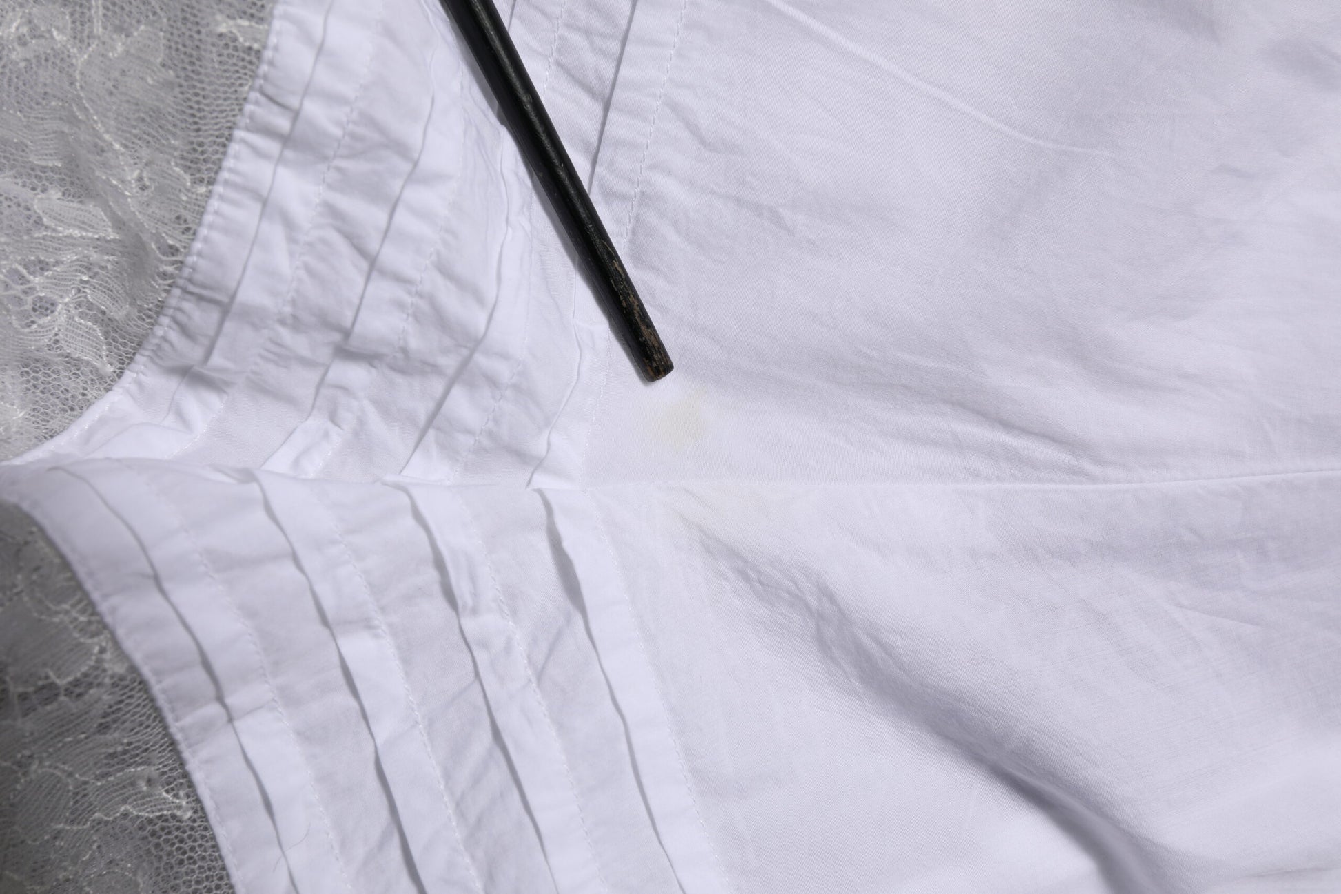 Weiße Shorts aus Baumwolle mit Spitzeneinsätzen und hoher Taille