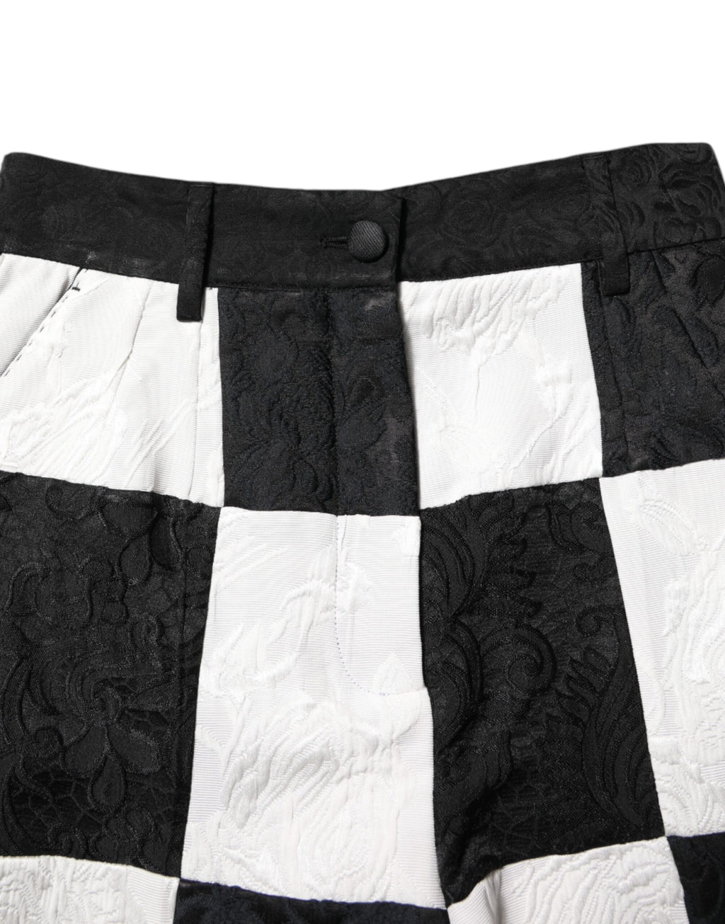 Hotpants-Shorts aus Brokat mit Blumenmuster in Schwarz und Weiß