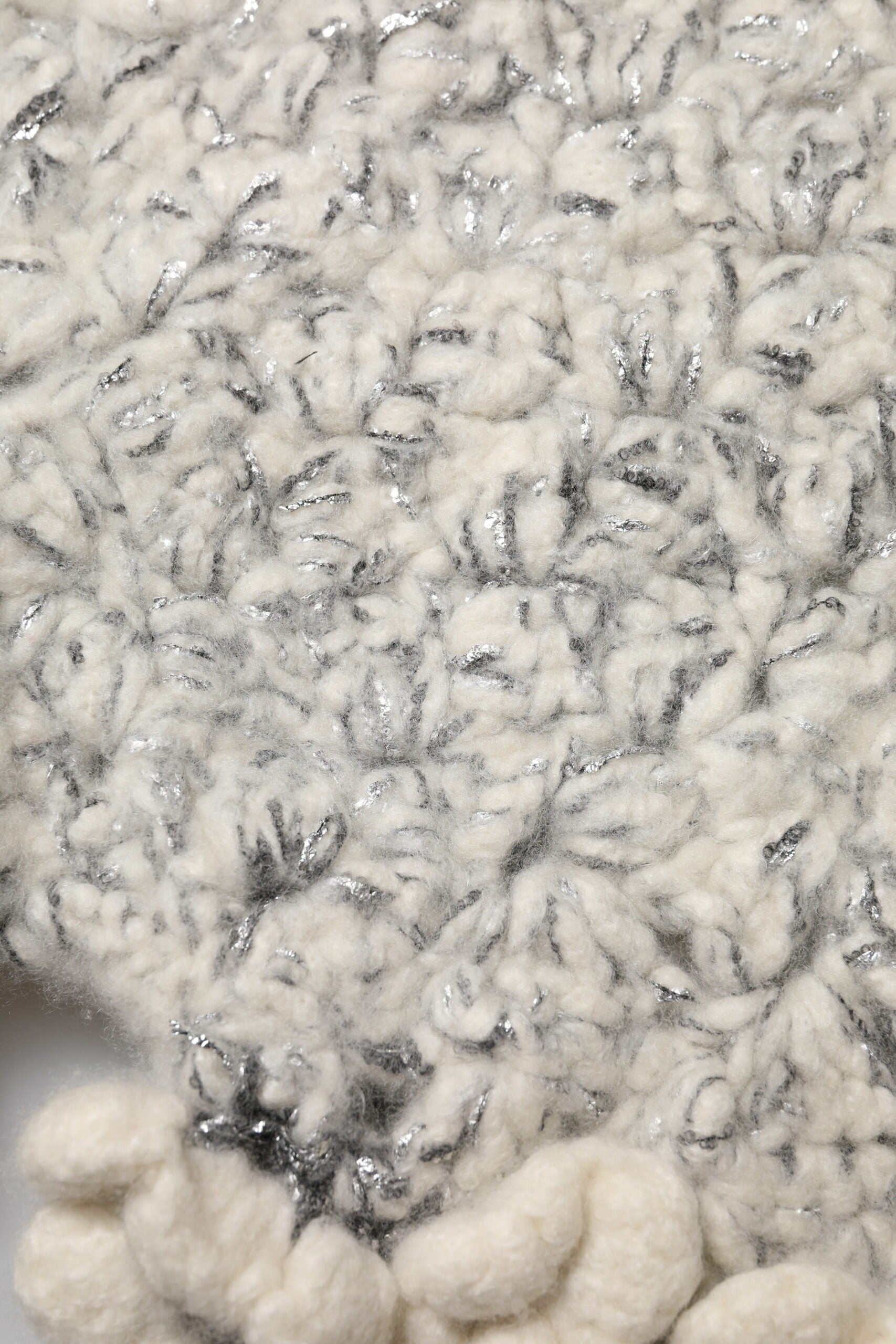 Rüschenshorts aus metallischem Bouclé-Strickkaschmir