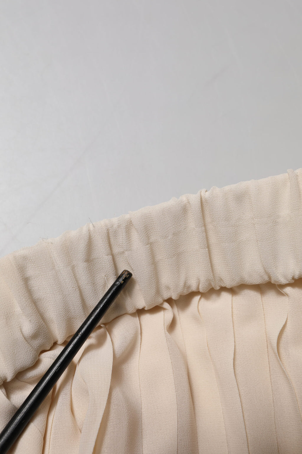 Beigefarbener plissierter A-Linien-Midirock aus Polyester mit hoher Taille