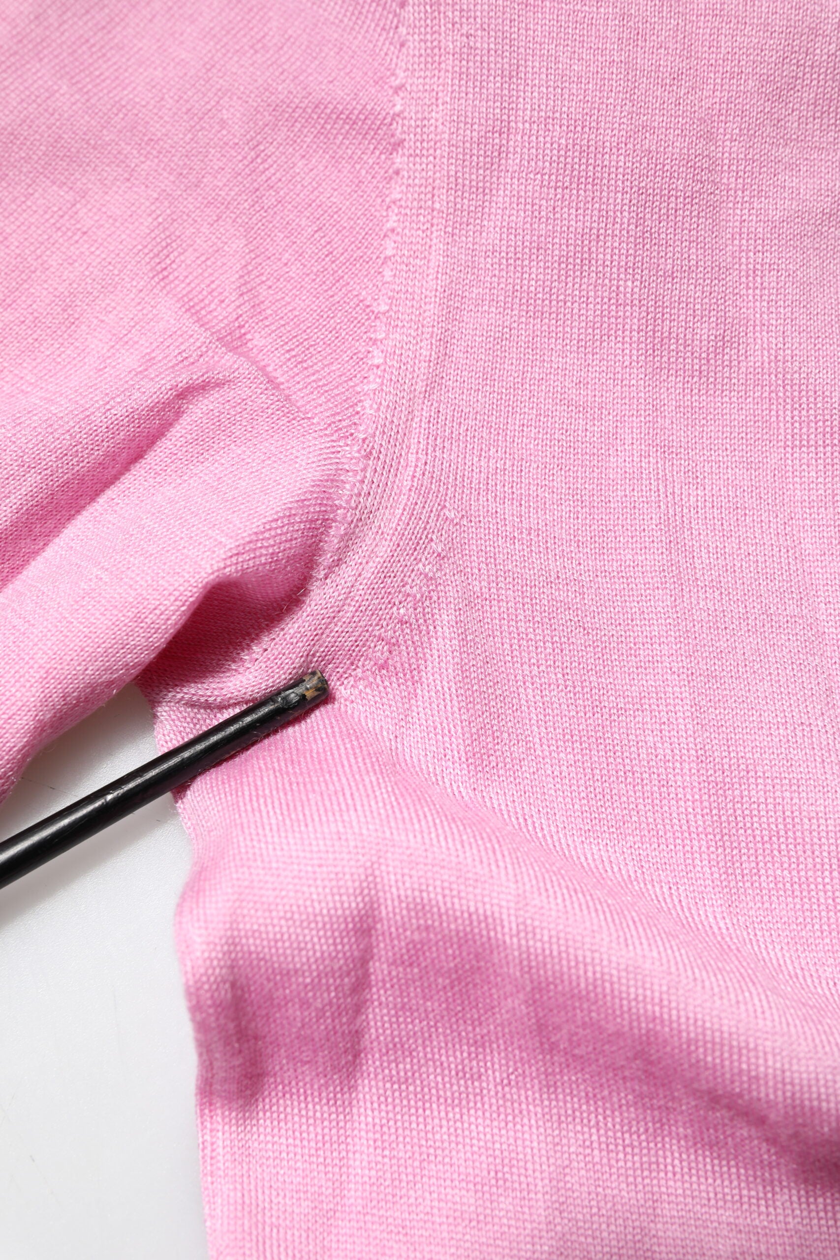 Rosa Strickjacke mit Blumendetail