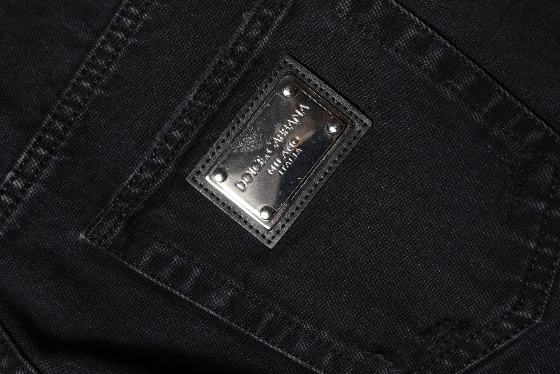 Schwarze zerfetzte Jeans aus Baumwolle mit mittlerer Taille 