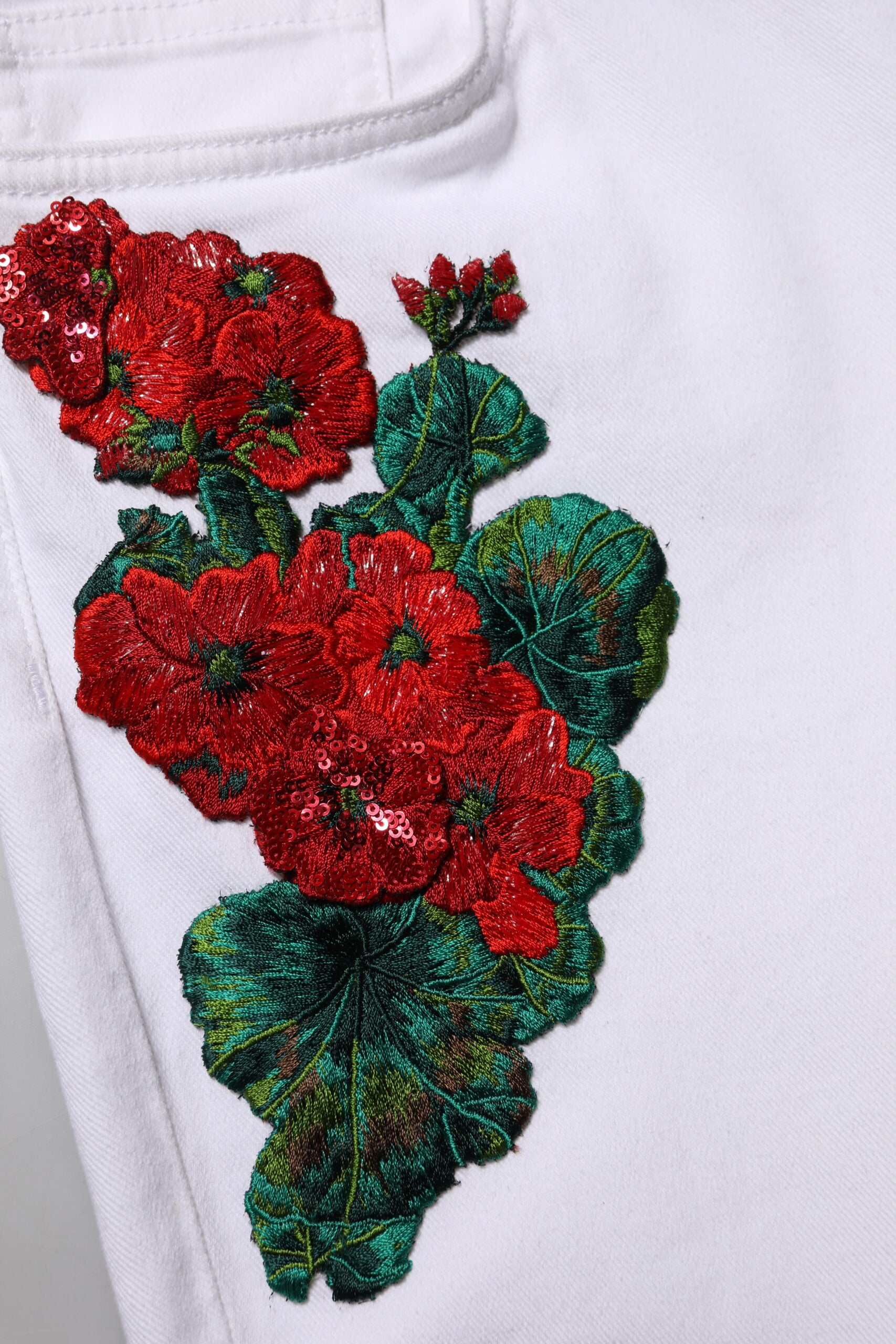 Weiße GIRLY Denim-Jeans mit Blumenstickerei 