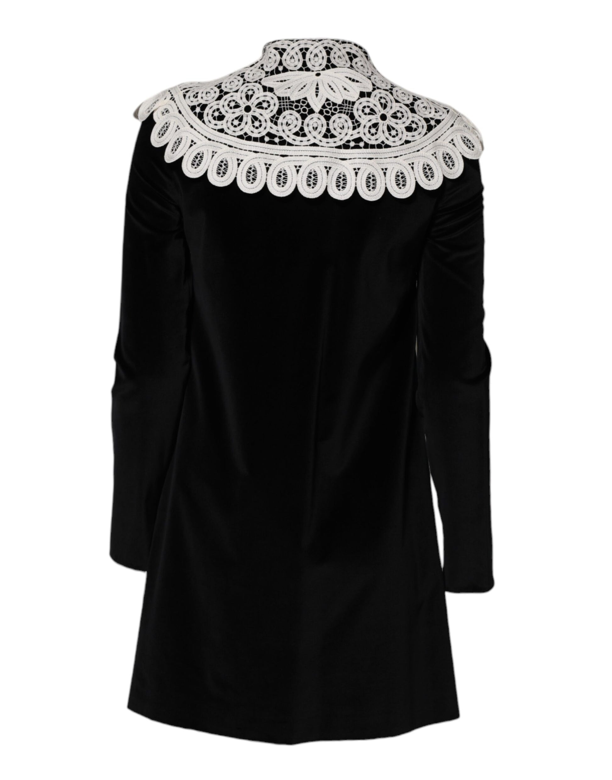 Schwarzes Samtkleid mit Spitzenkragen und Verzierung