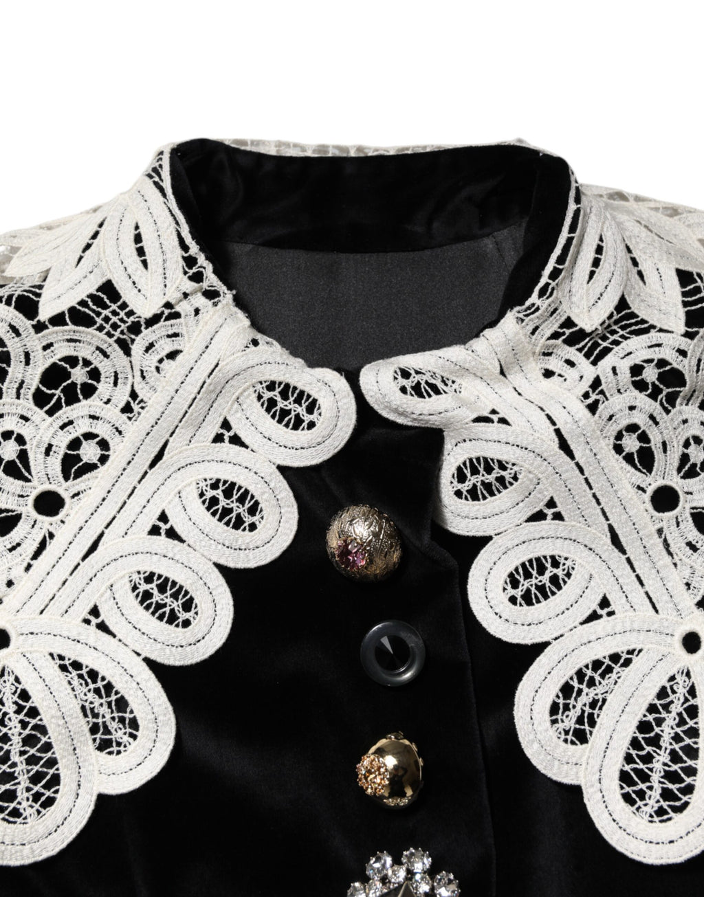 Schwarzes Samtkleid mit Spitzenkragen und Verzierung