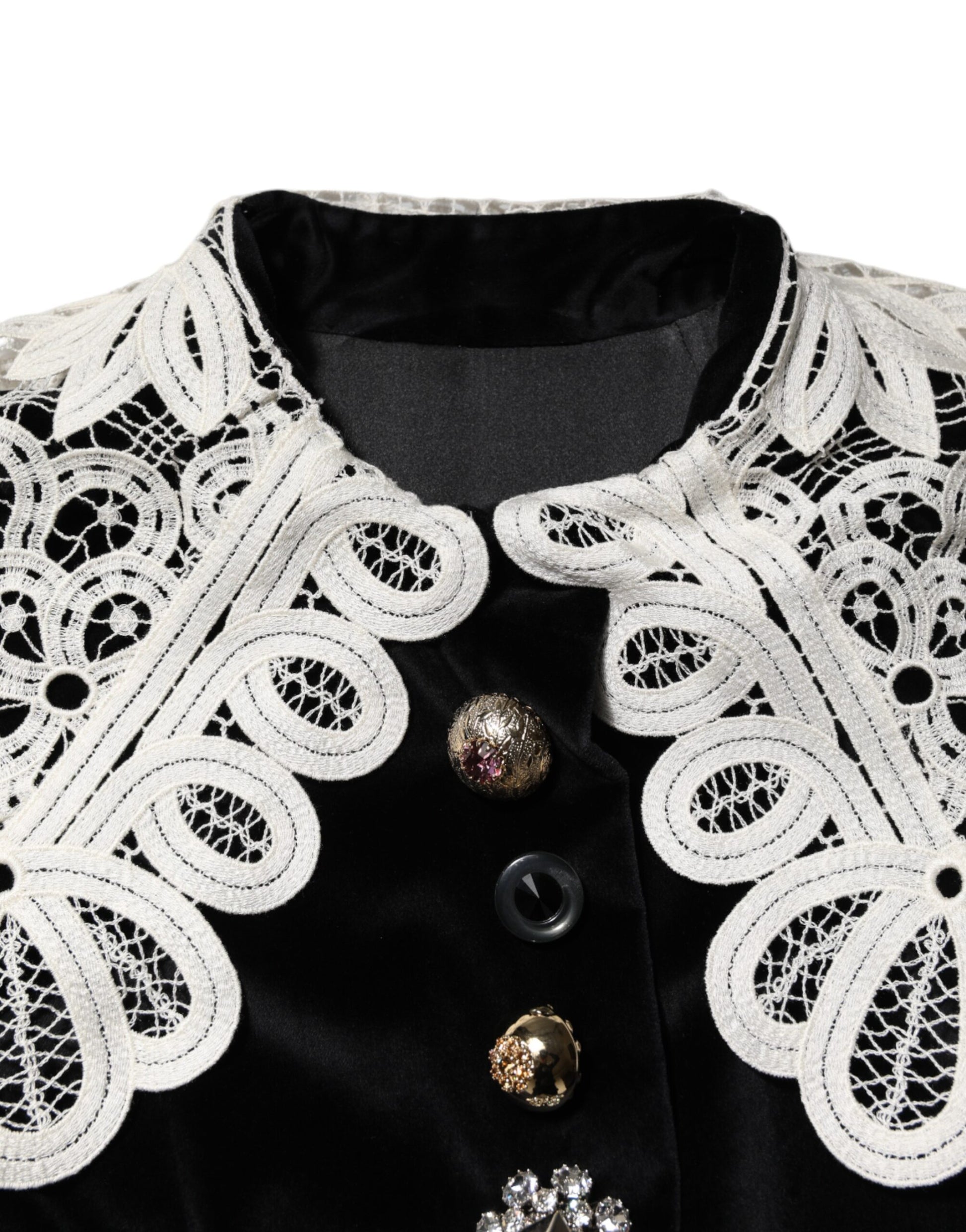 Schwarzes Samtkleid mit Spitzenkragen und Verzierung
