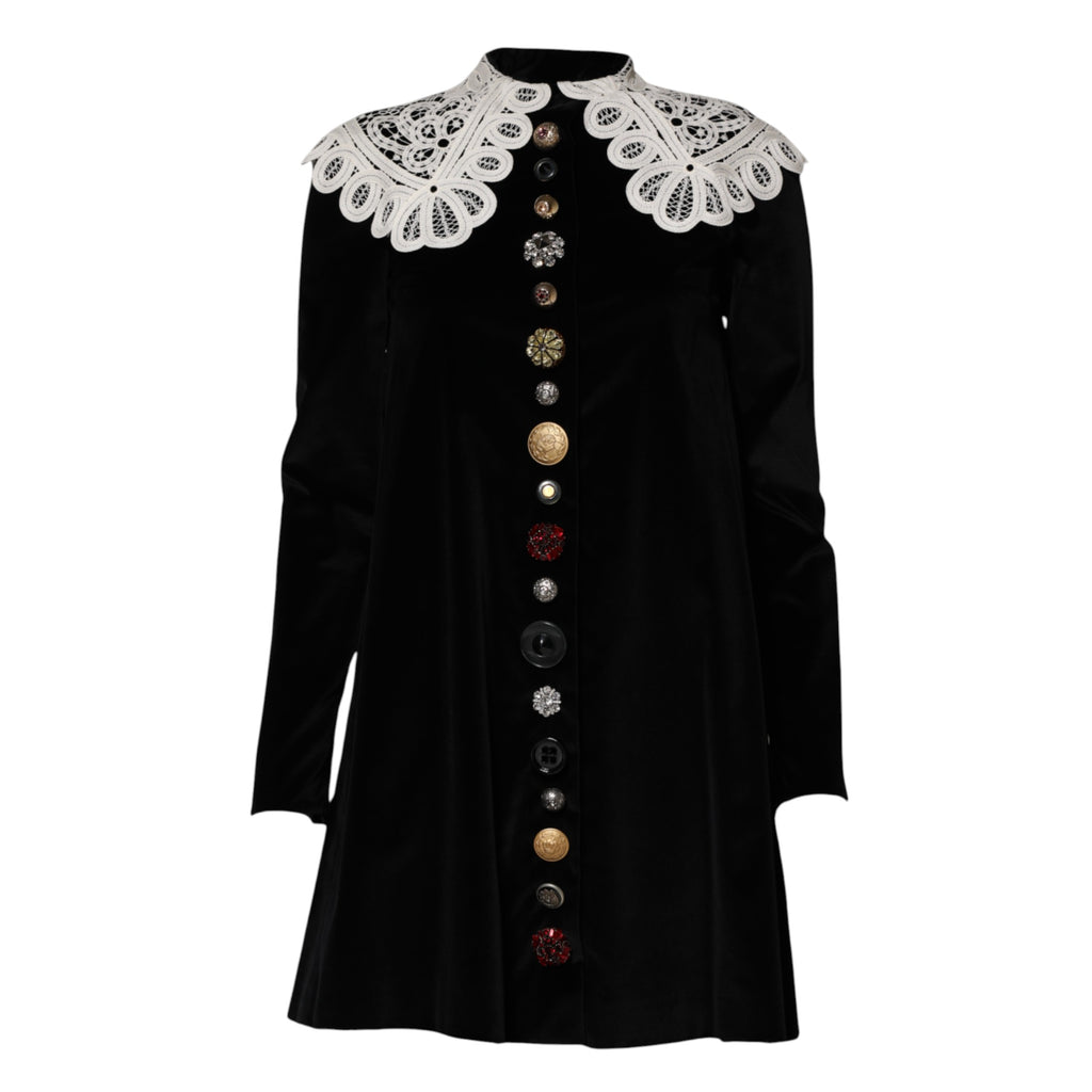 Schwarzes Samtkleid mit Spitzenkragen und Verzierung