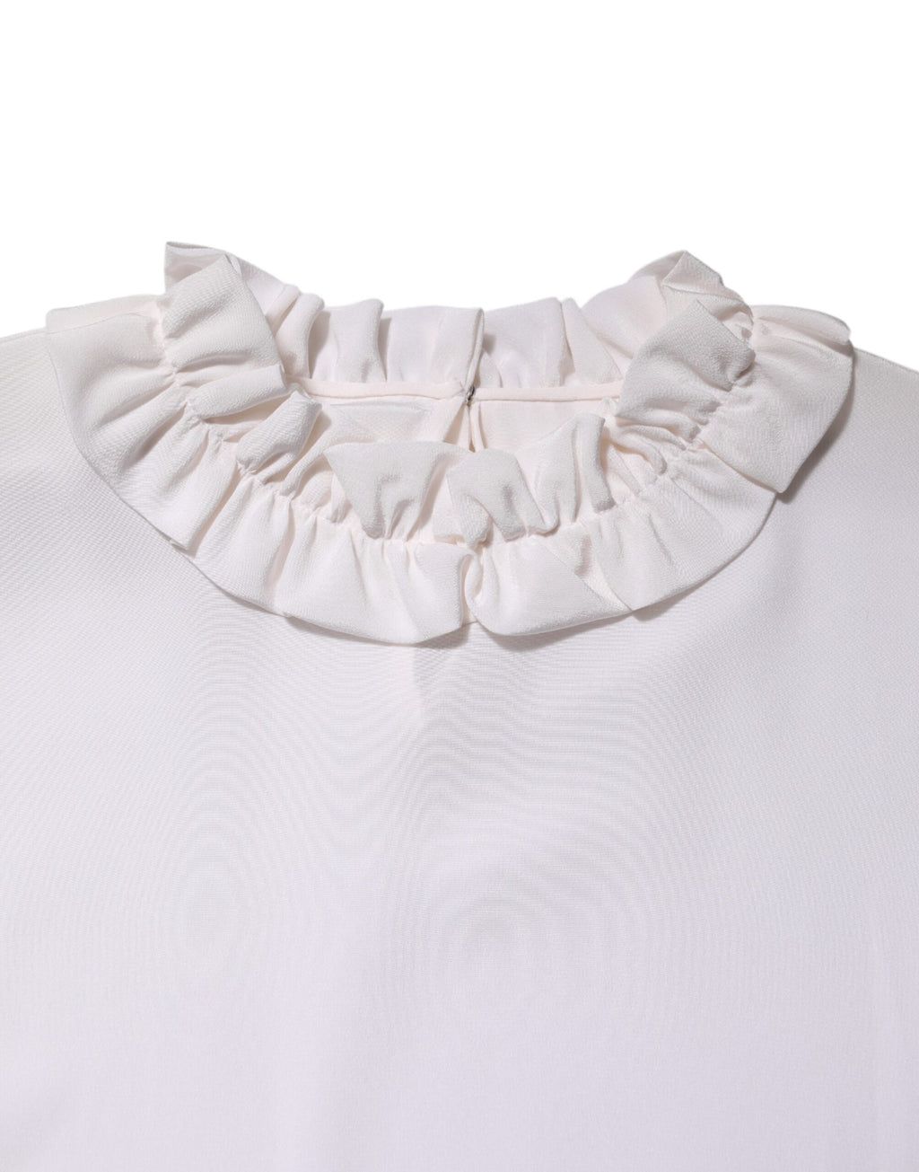 Weiße Bluse mit Rüschenausschnitt und Pullover