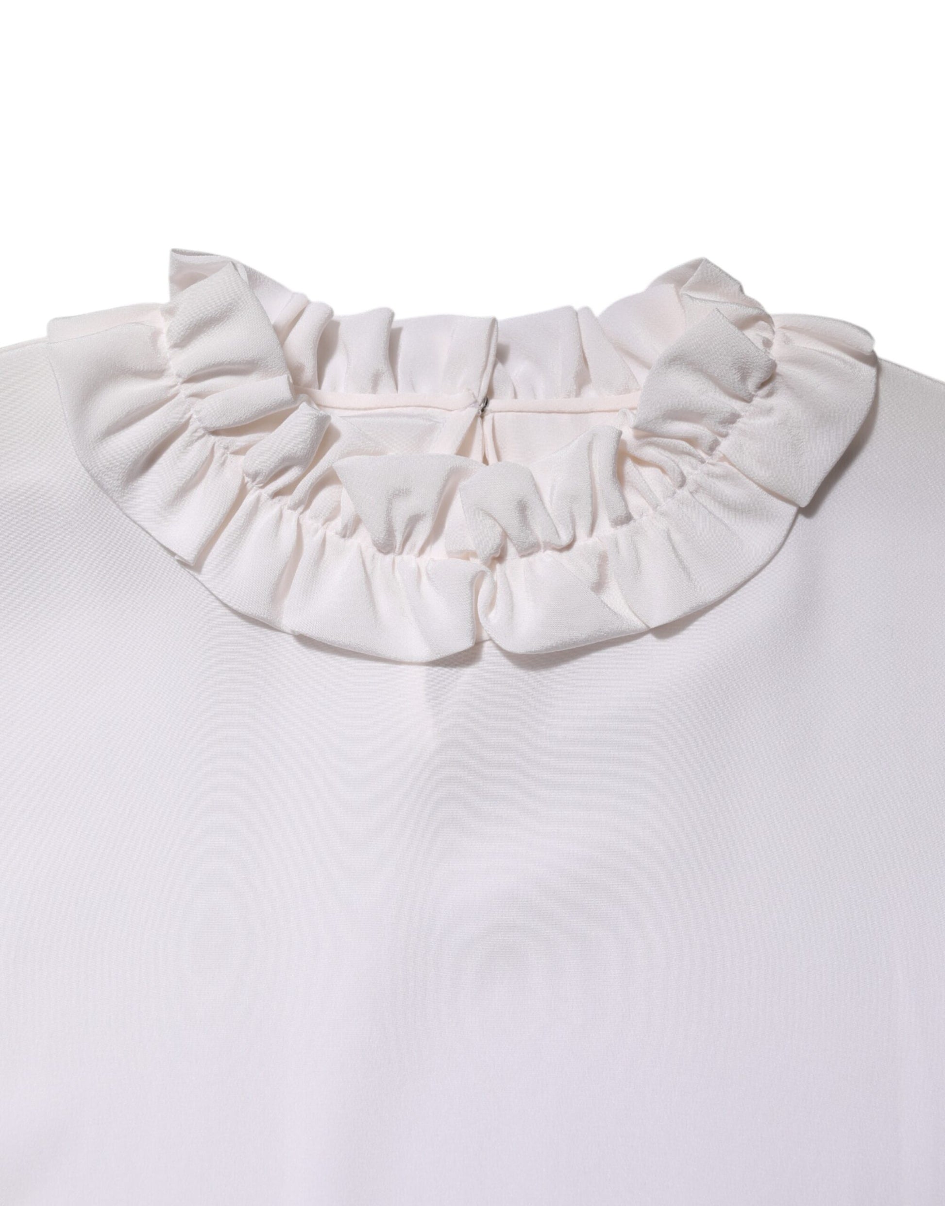Weiße Bluse mit Rüschenausschnitt und Pullover