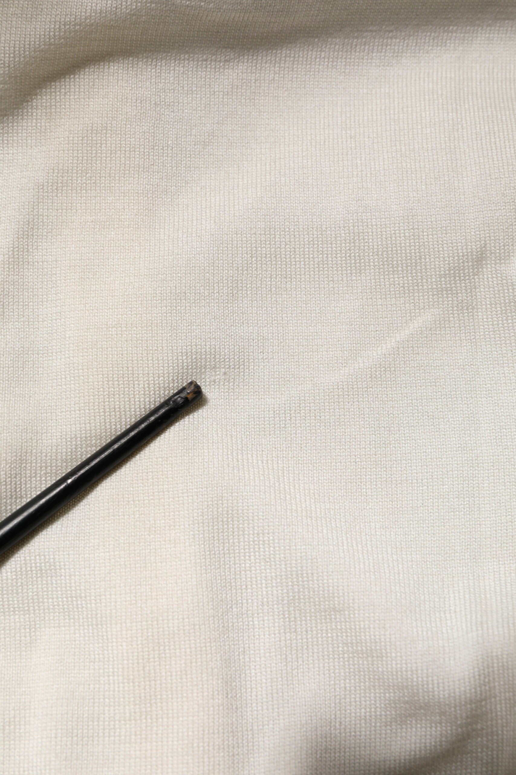 Weißer Cardigan aus Seide mit Lilienverzierung