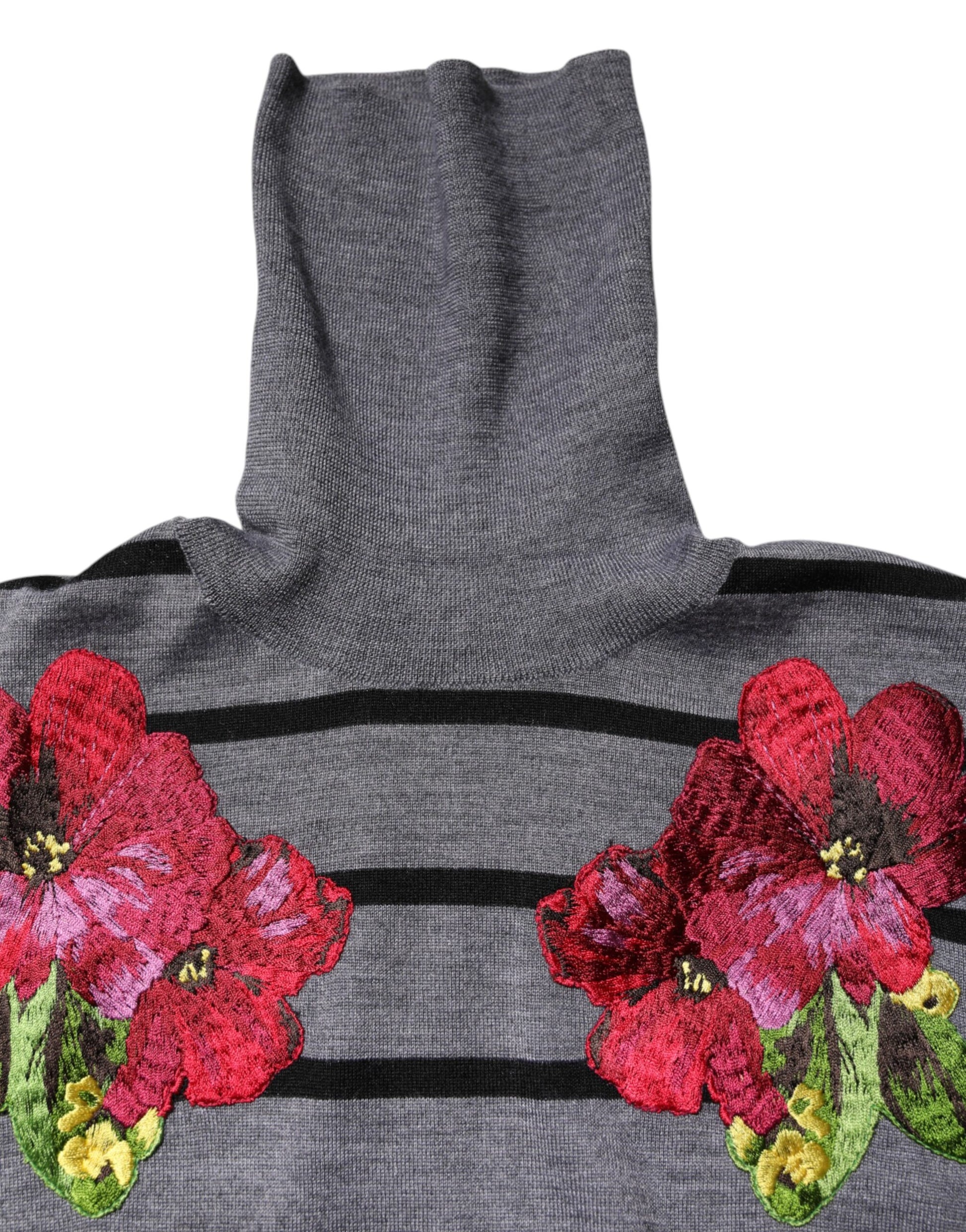 Grauer Pullover mit Blumenstickerei