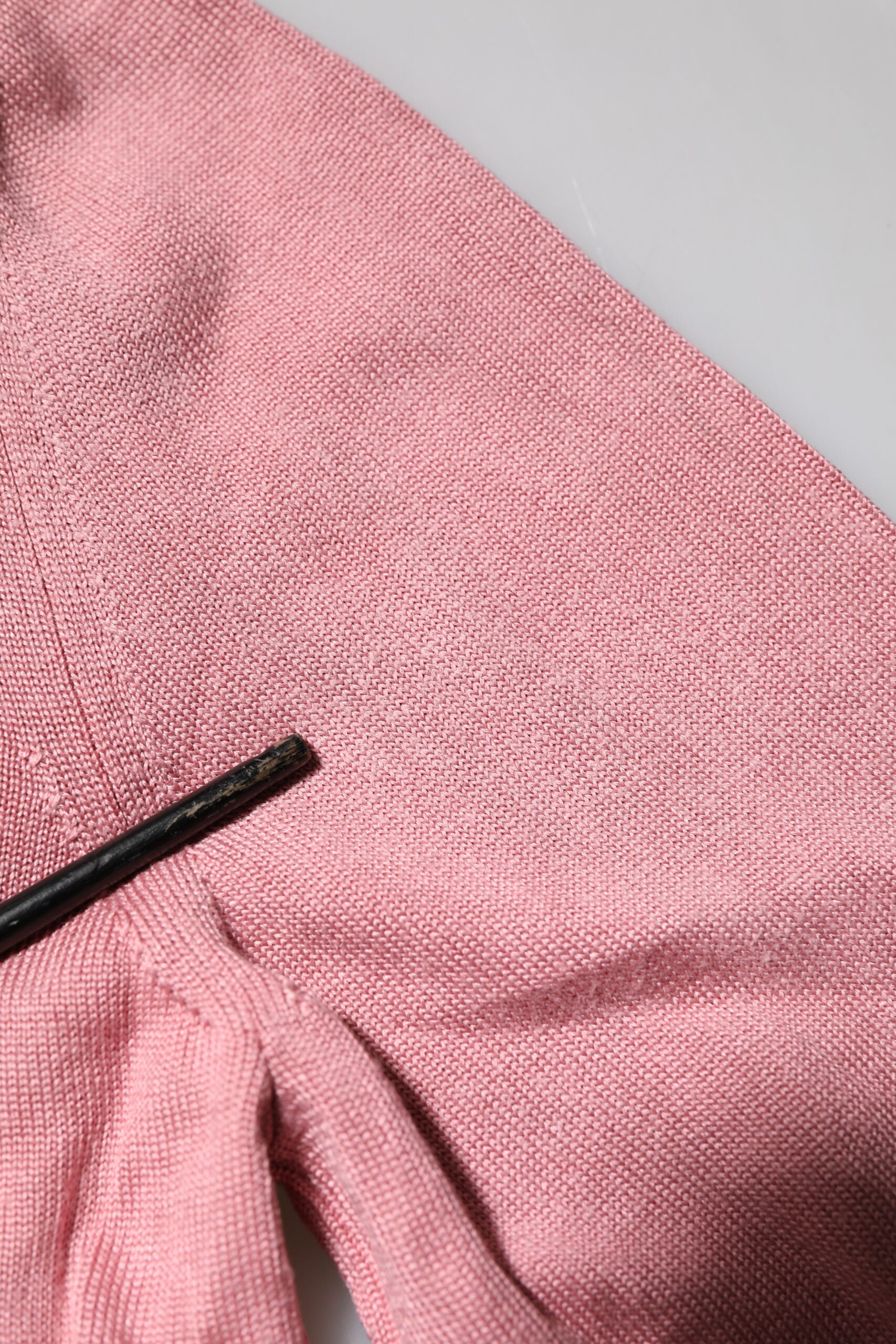 Rosafarbener, kurzer Cardigan aus Seide mit Rundhalsausschnitt