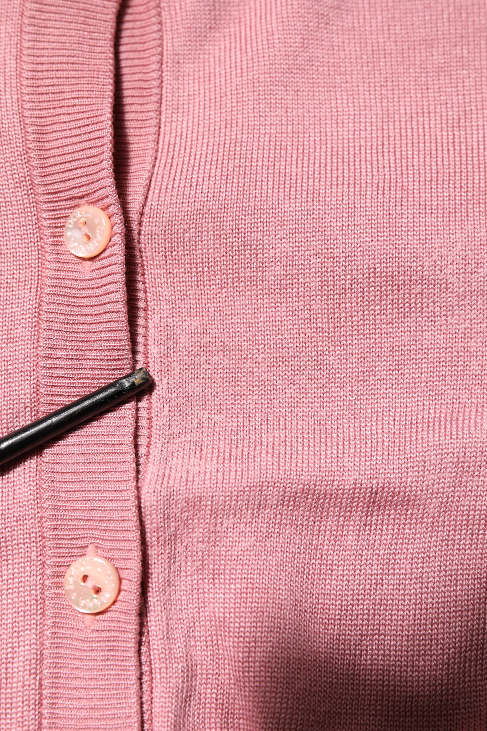 Rosafarbener, kurzer Cardigan aus Seide mit Rundhalsausschnitt