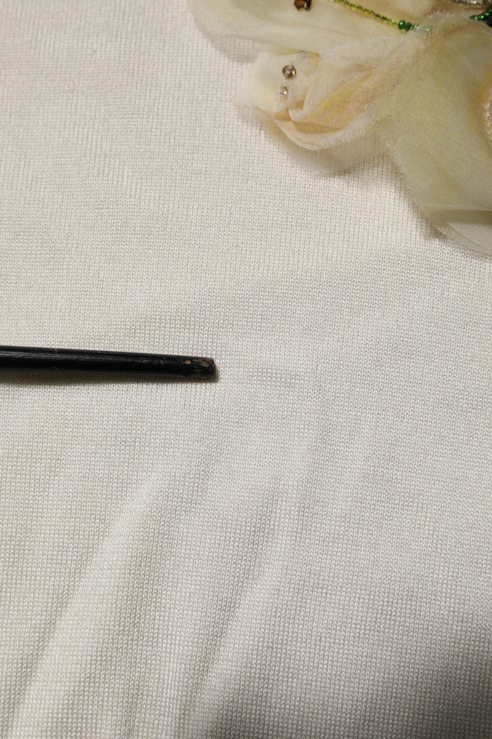 Weißer Pullover aus Seide mit Lilienverzierung